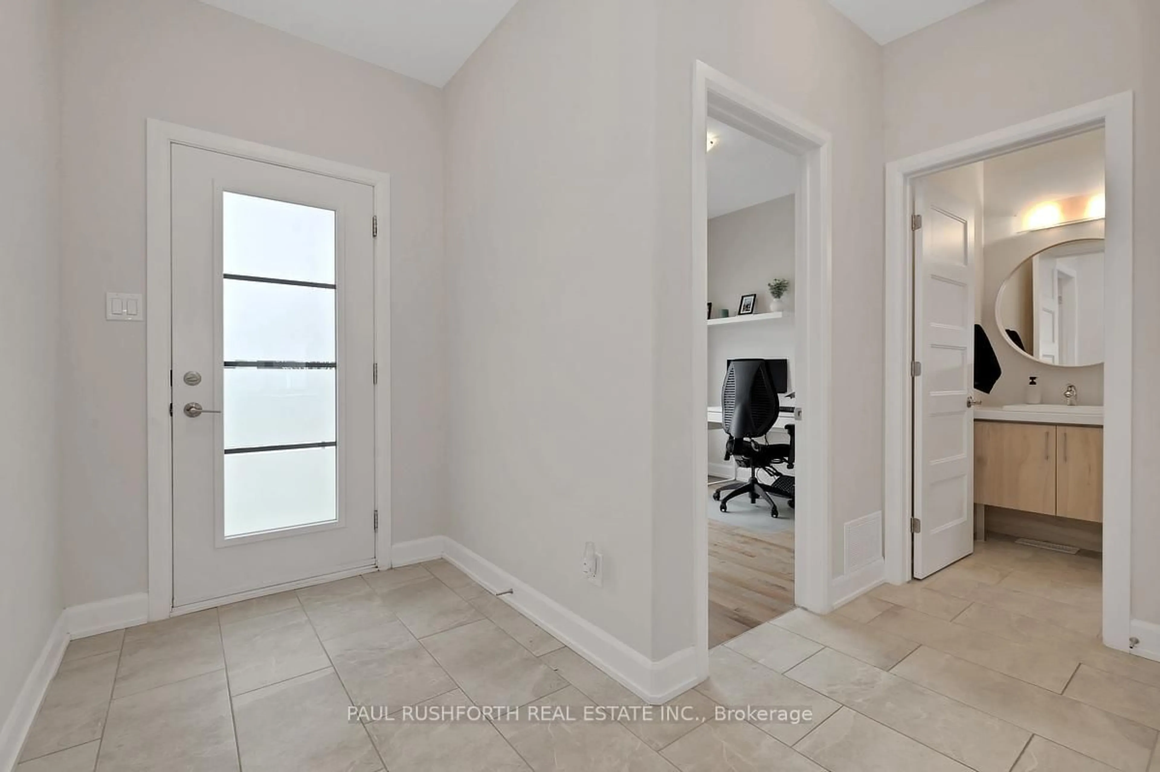Indoor entryway for 624 Geneva Cres, Russell Ontario K0A 1W0