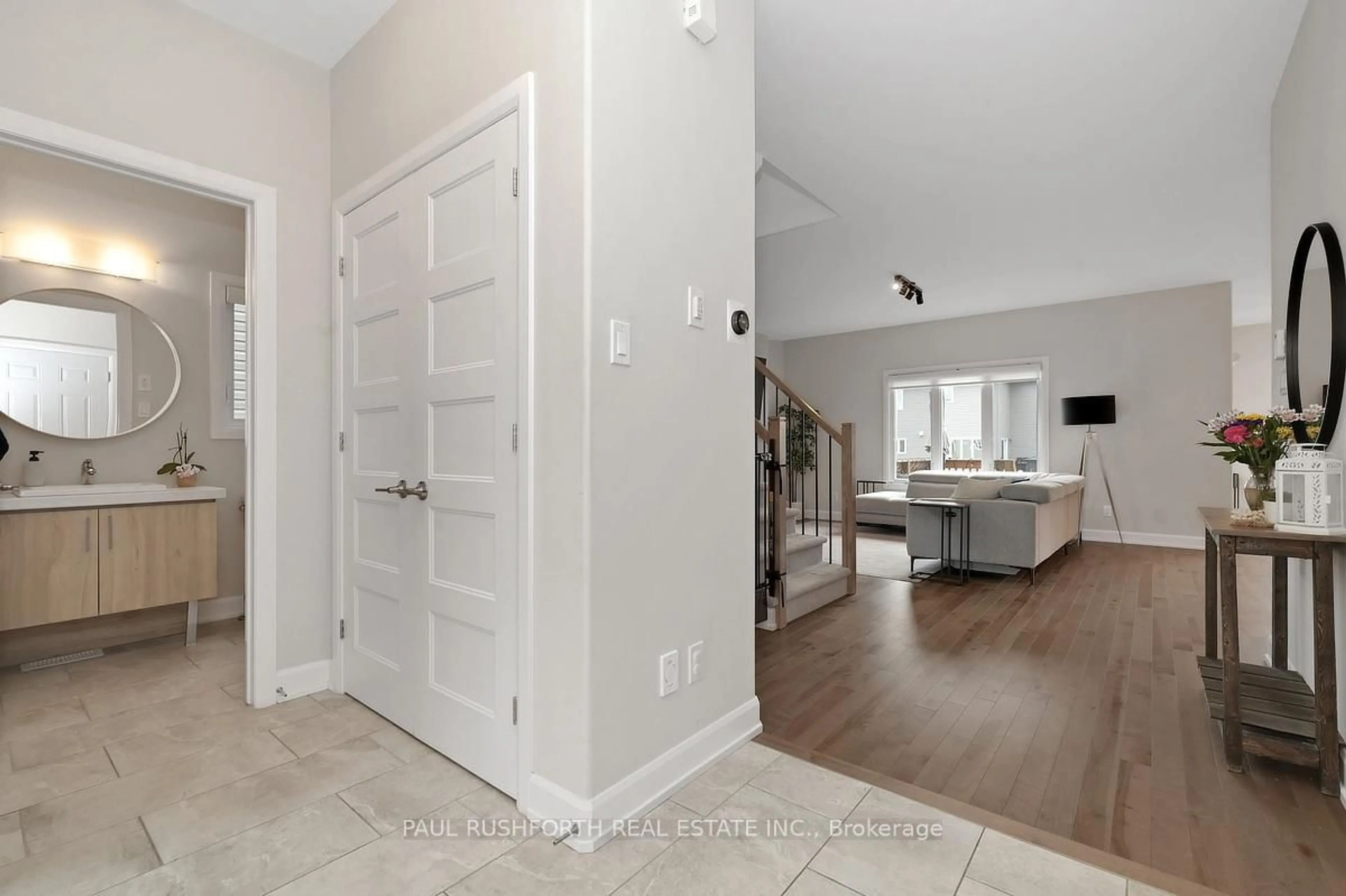 Indoor entryway for 624 Geneva Cres, Russell Ontario K0A 1W0