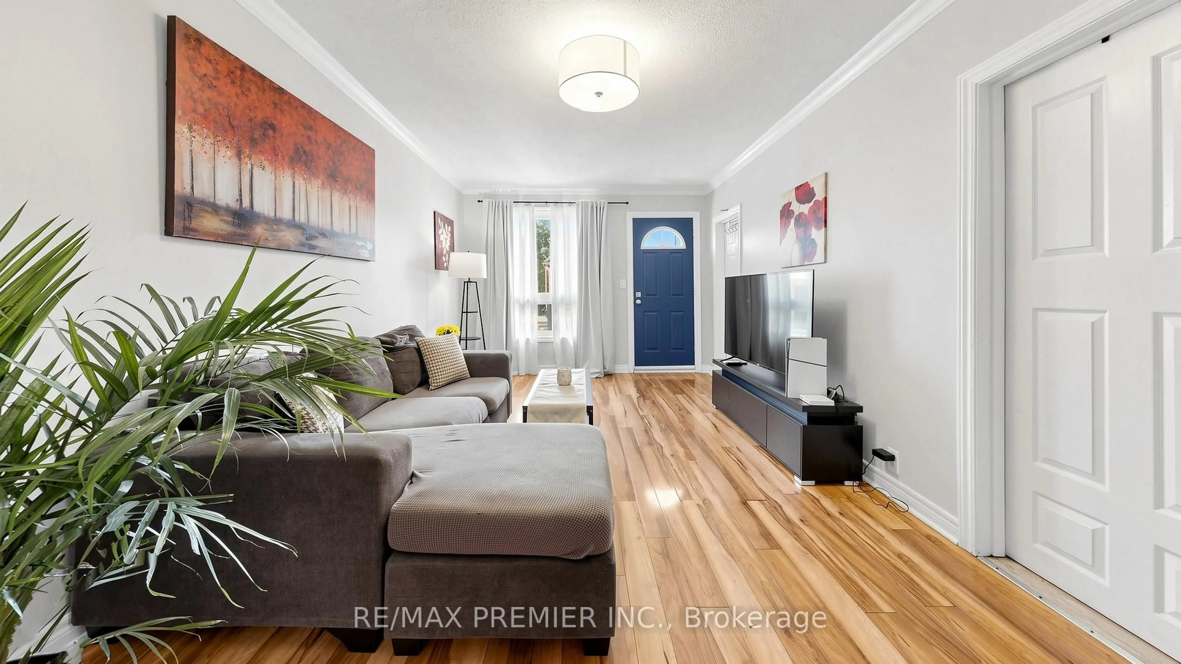 Living room with furniture, wood/laminate floor for 27 Cambridge Ave, Hamilton Ontario L8H 1T4