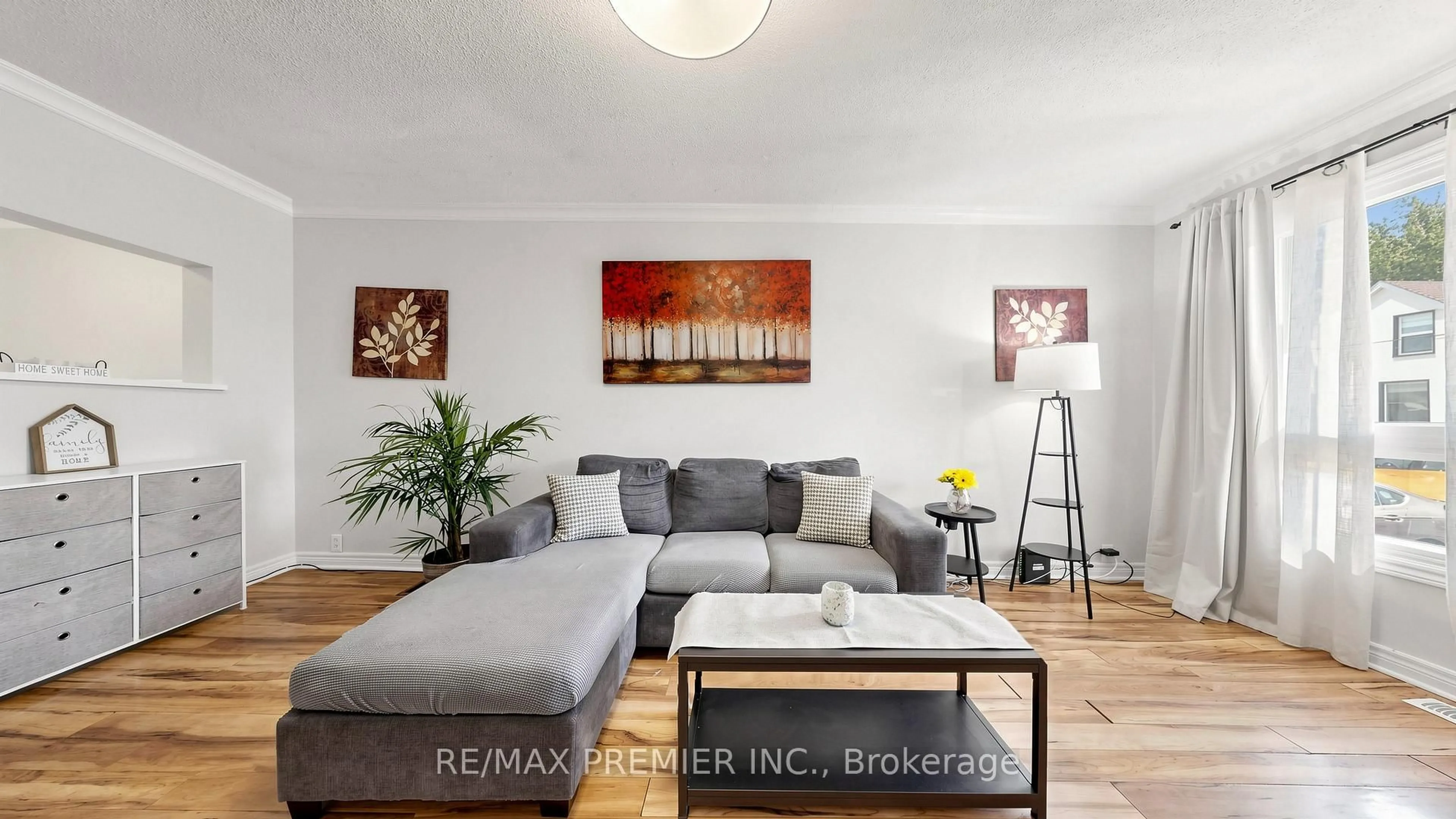 Living room with furniture, unknown for 27 Cambridge Ave, Hamilton Ontario L8H 1T4