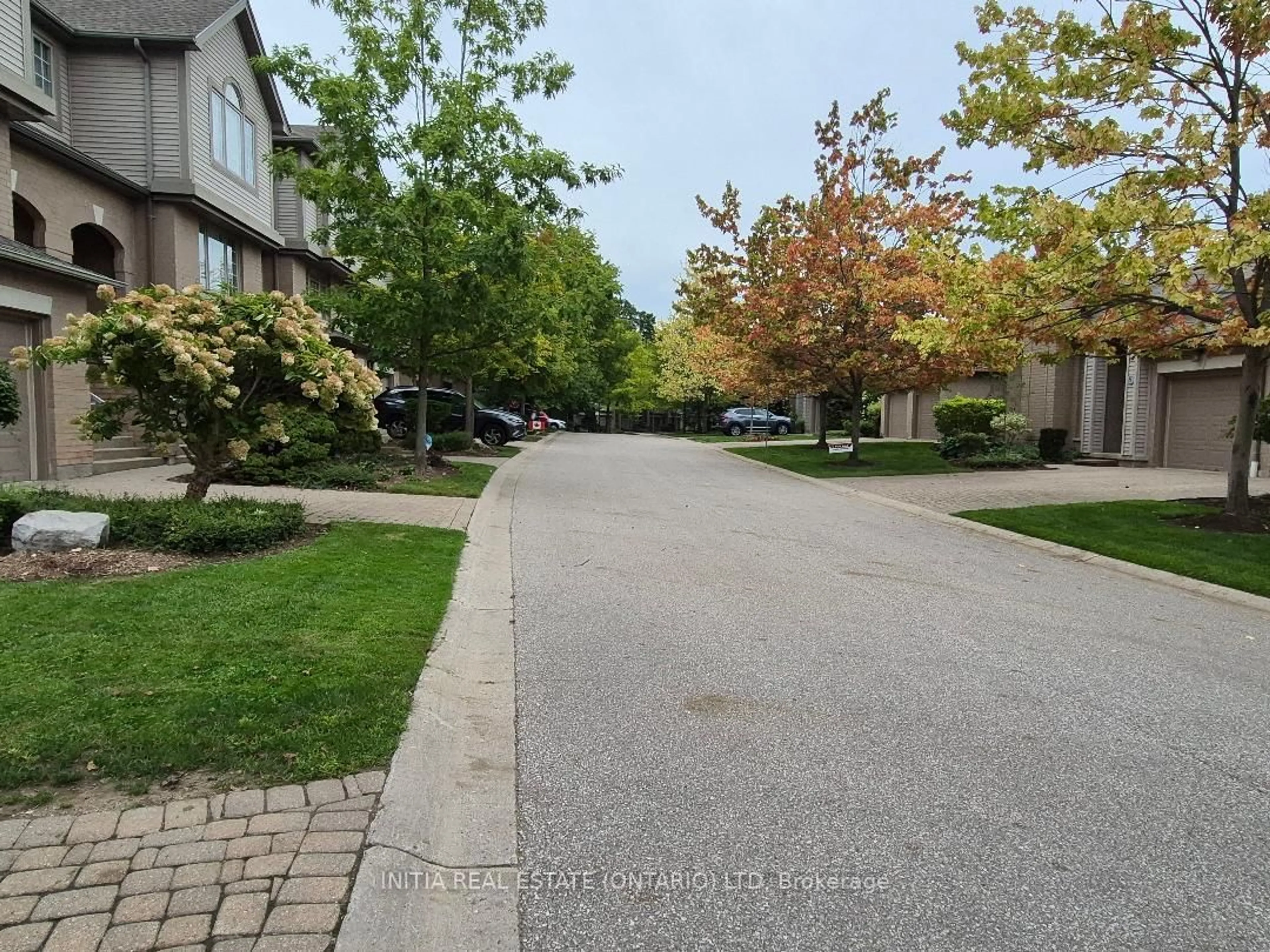 A pic from outside/outdoor area/front of a property/back of a property/a pic from drone, street for 270 North Centre Rd #25, London North Ontario N6G 5E2