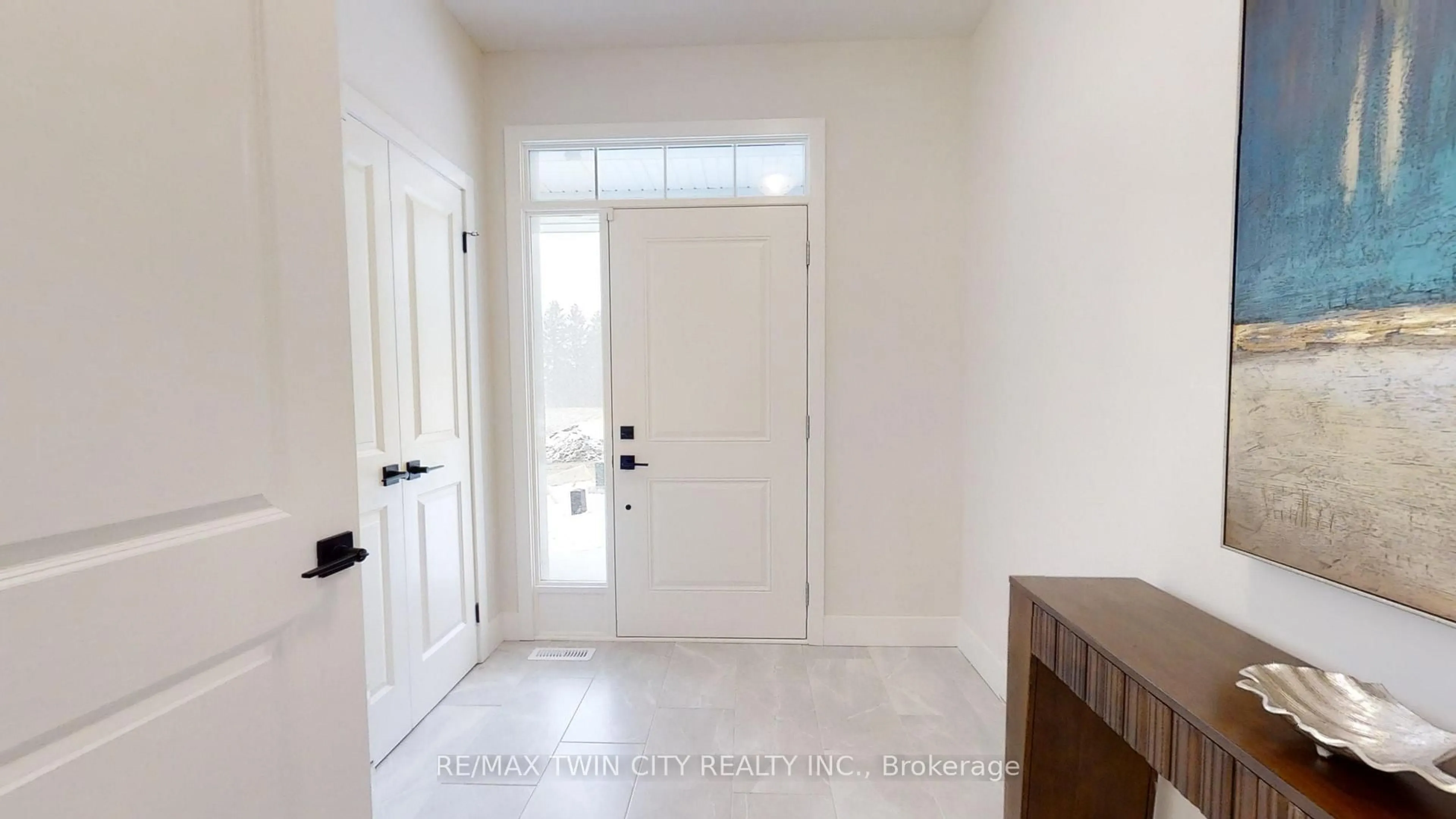 Indoor entryway for 163 JULIE Cres, London South Ontario N5X 3X4