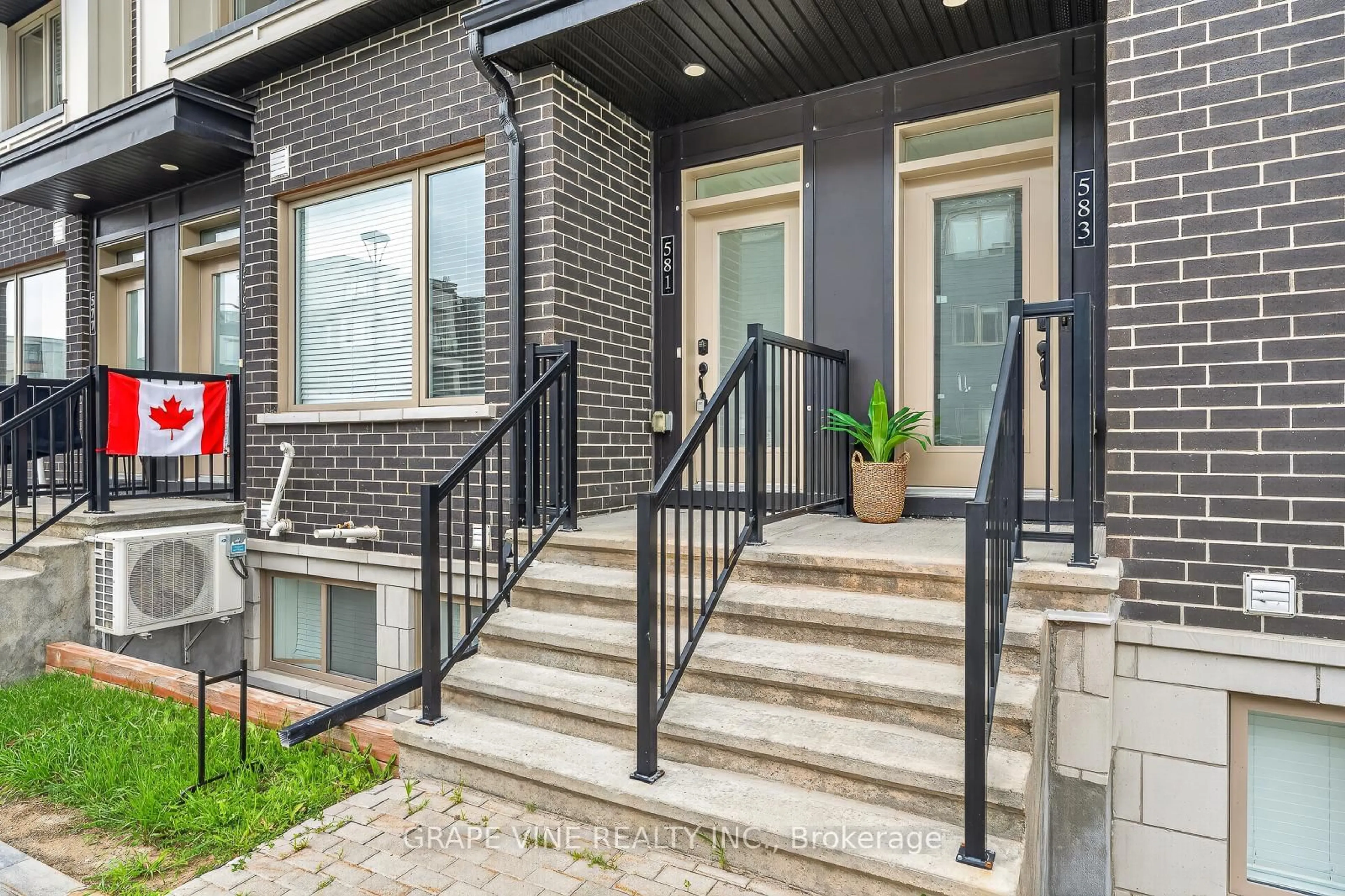 Unknown for 581 Takamose Private #216, Ottawa Ontario K1K 4Z4