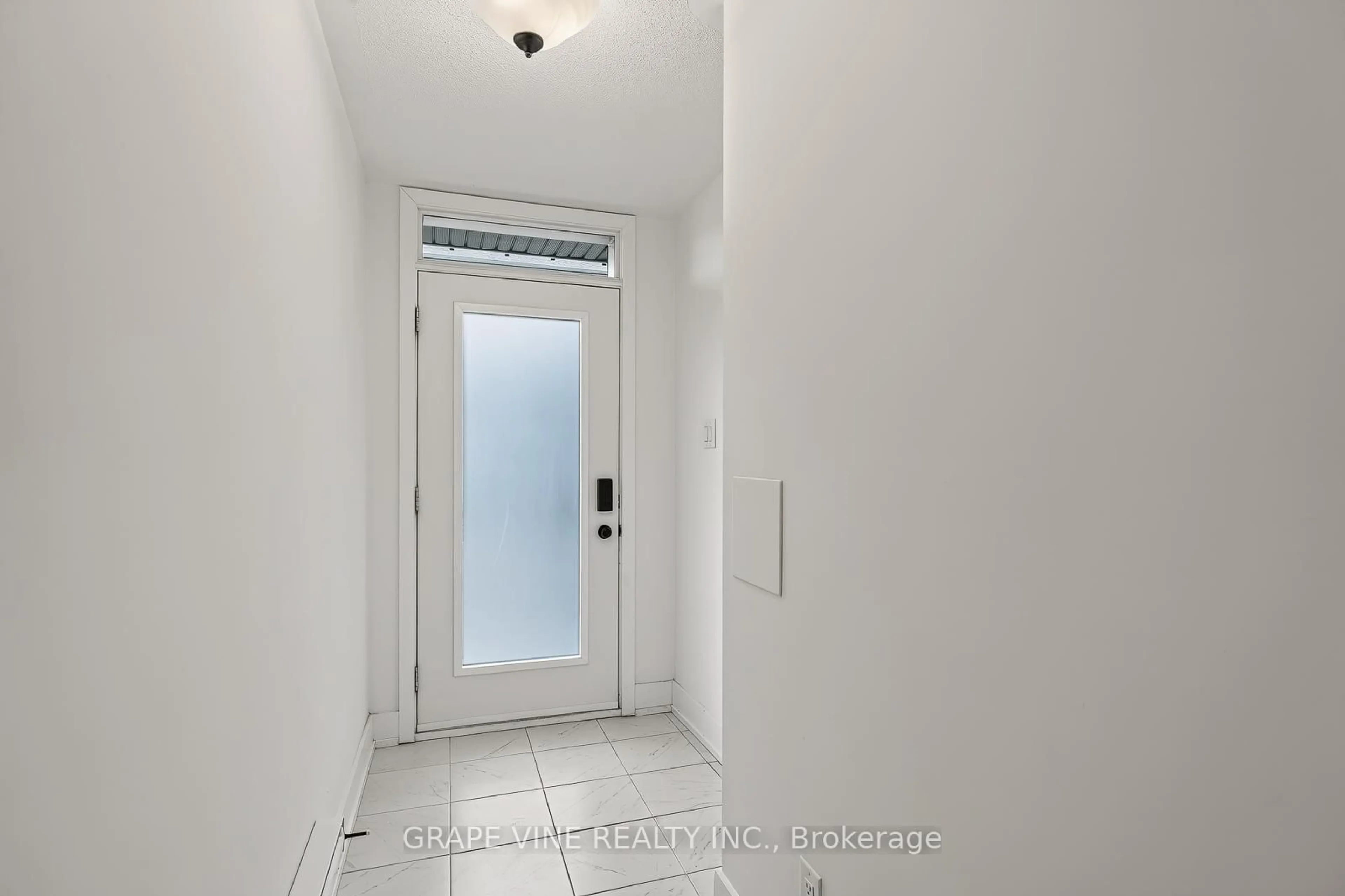 Indoor entryway for 581 Takamose Private #216, Ottawa Ontario K1K 4Z4