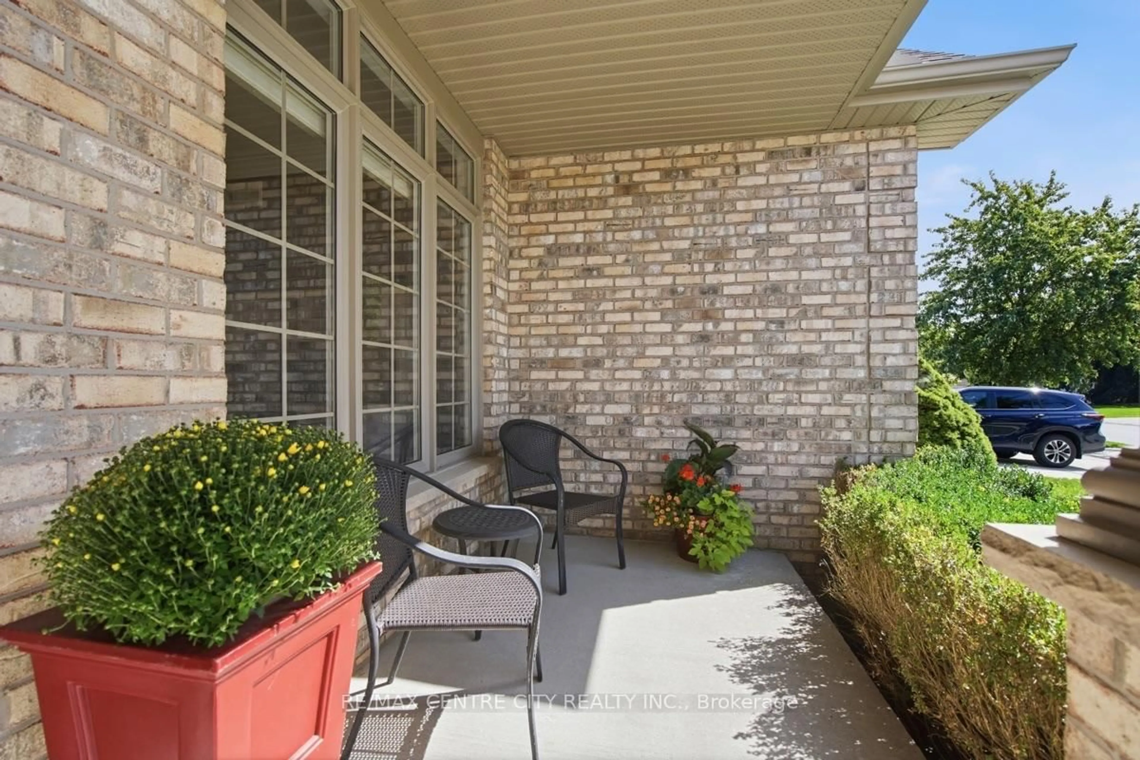 Patio, street for 68 Willow Ridge Rd, Middlesex Centre Ontario N0M 2A0