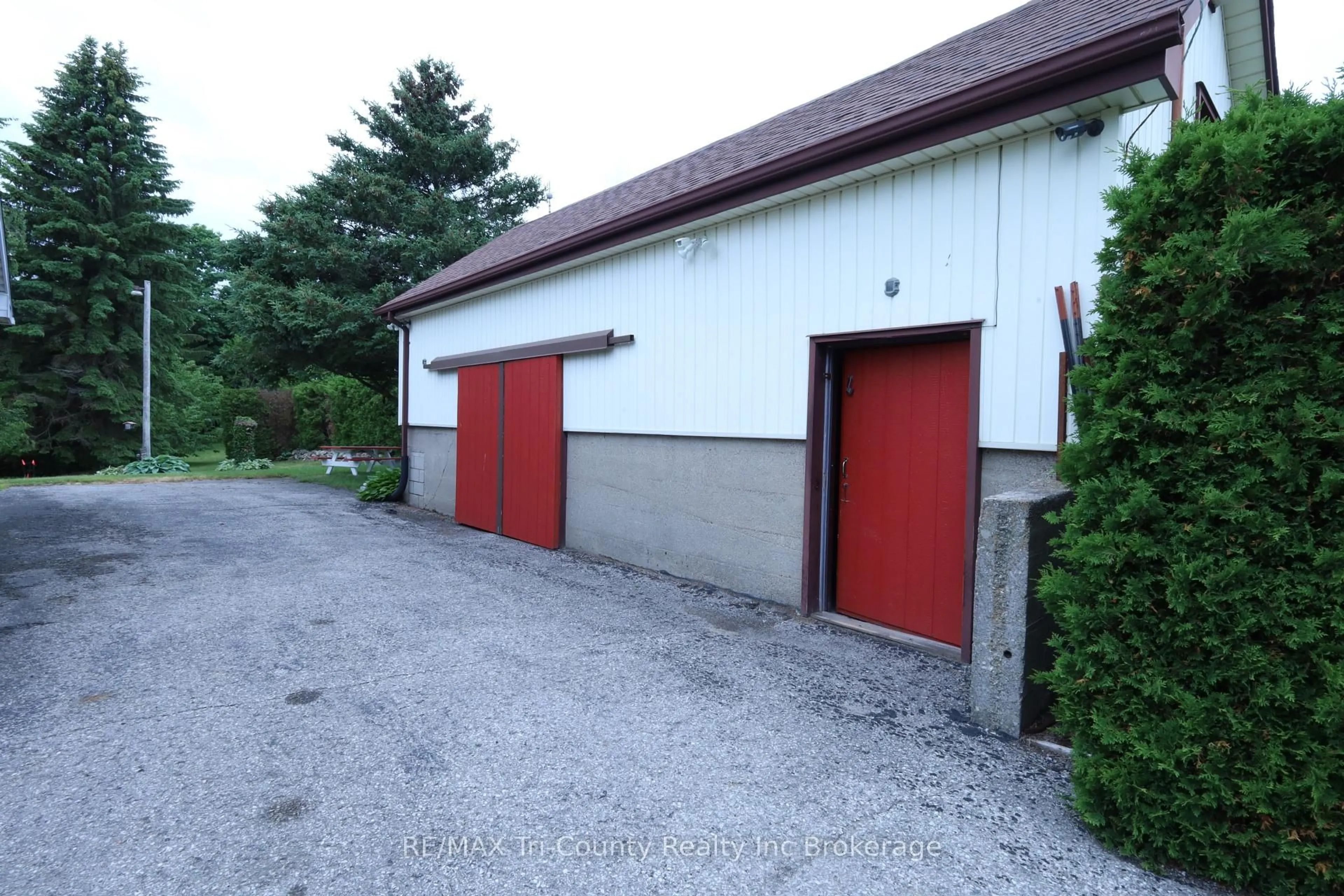 Indoor garage for 9113 PLANK Rd, Bayham Ontario N0J 1Y0