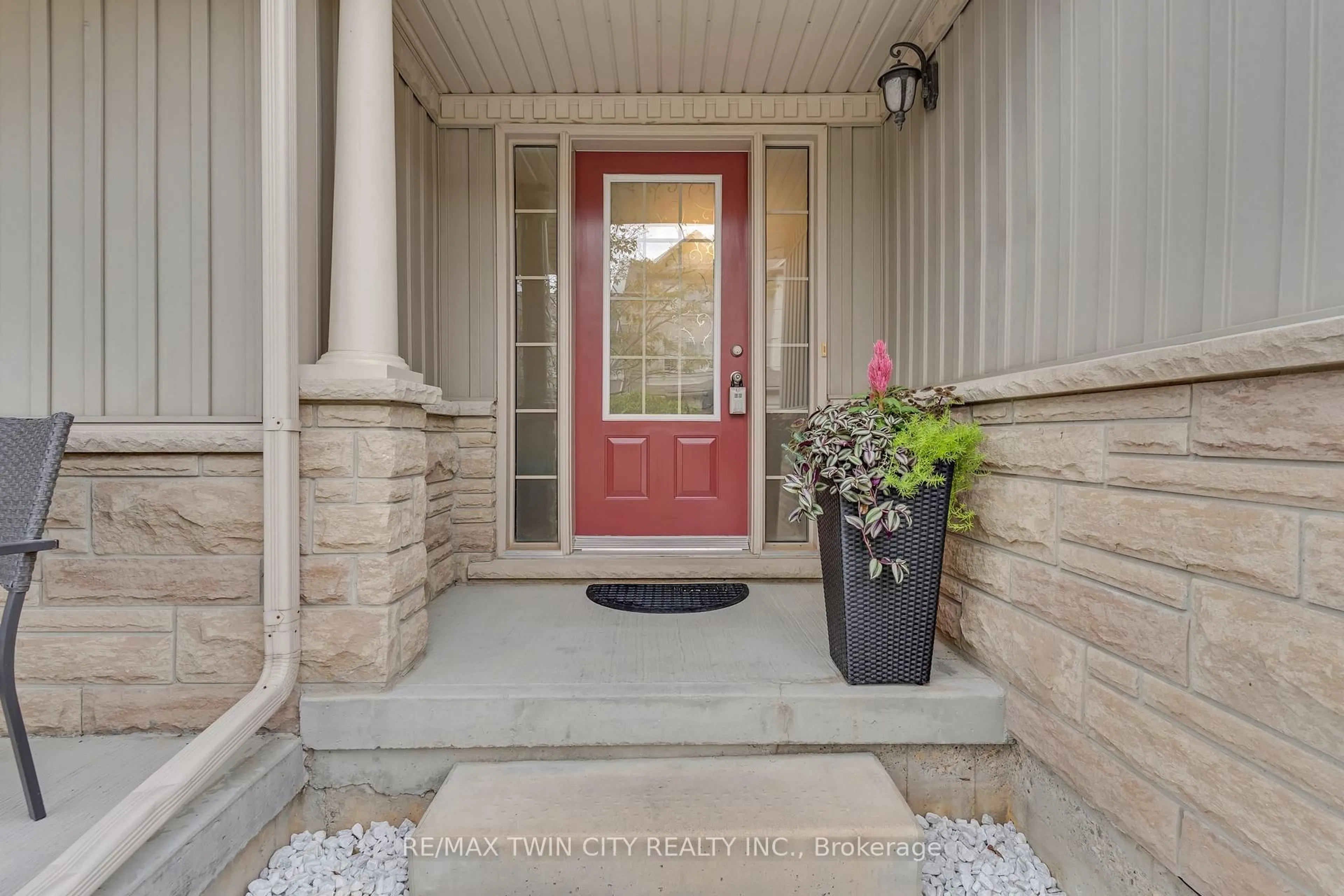 Indoor entryway for 175 David Bergey Dr #H54, Kitchener Ontario N2E 4H7