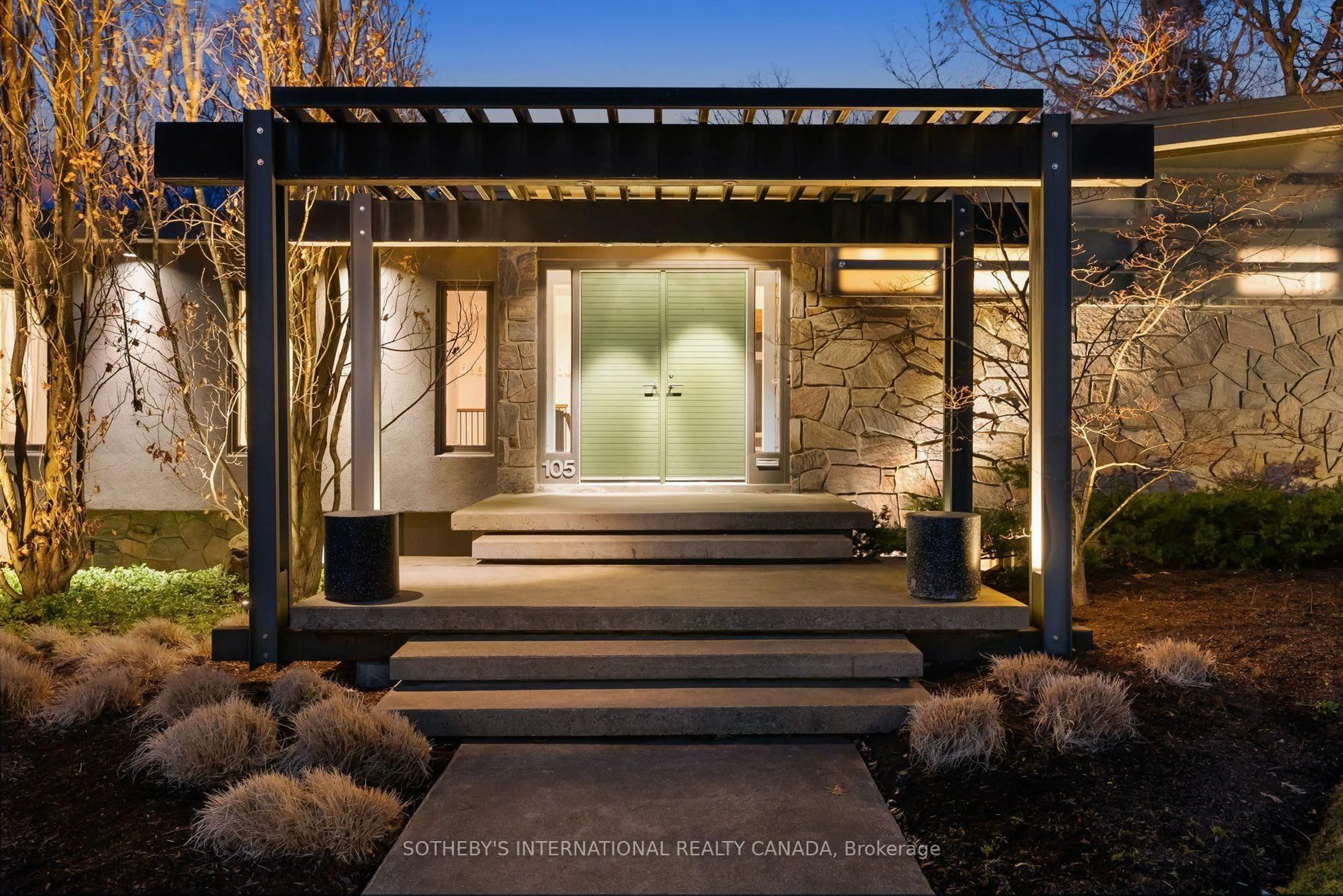 Indoor entryway for 105 Marsdale Dr, St. Catharines Ontario L2T 3T3