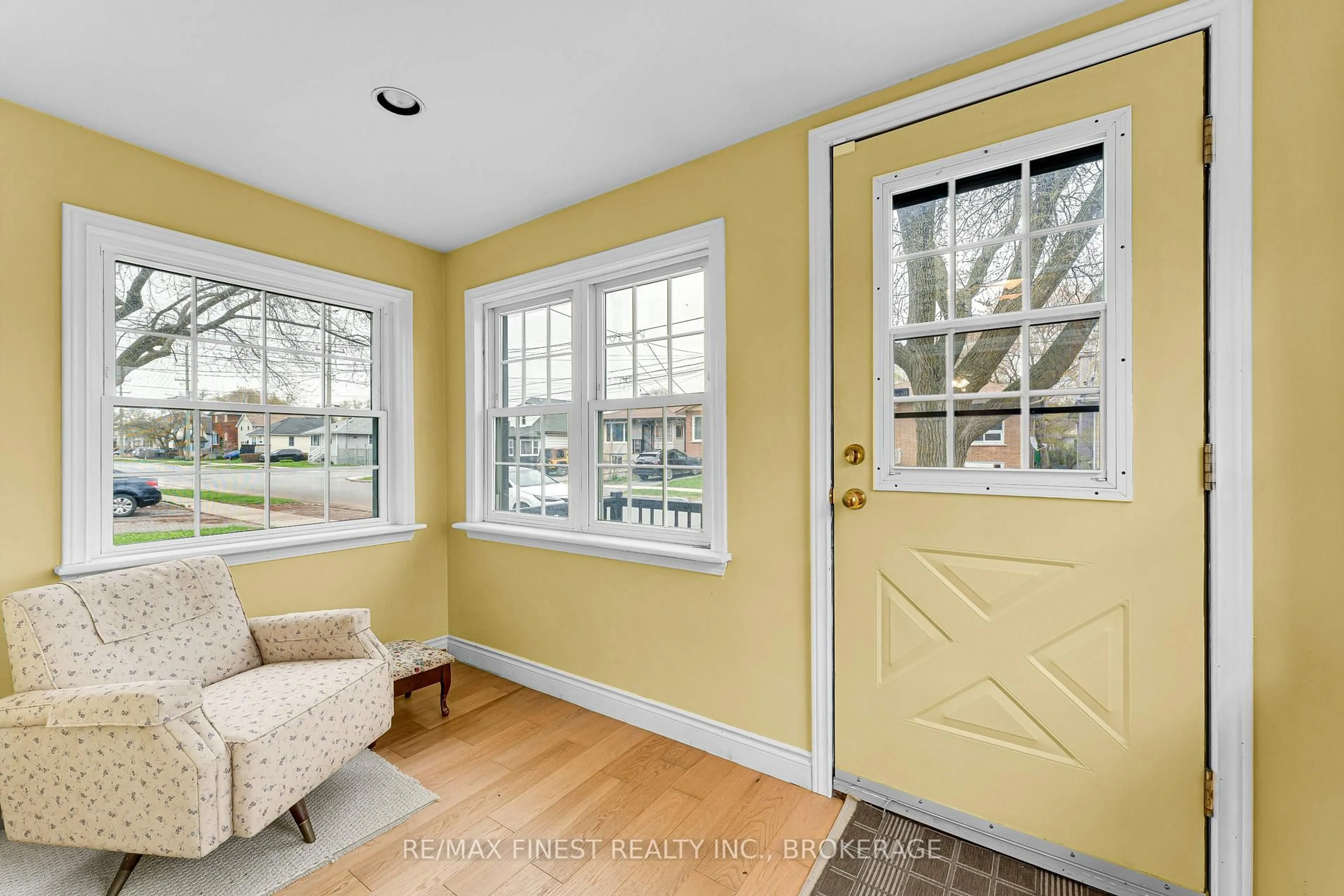 Indoor entryway for 580 MacDonnell St, Kingston Ontario K7K 4X1