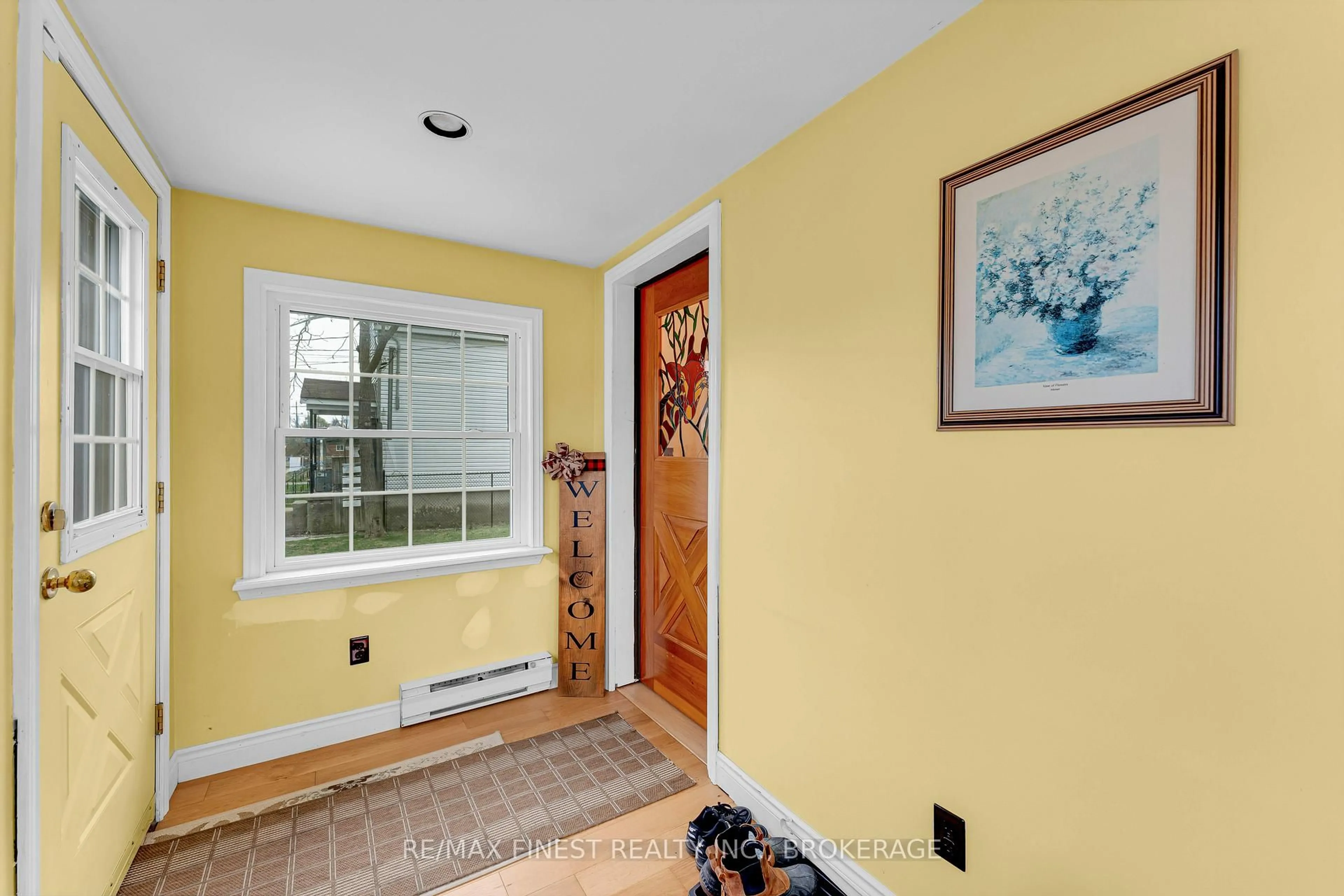 Indoor entryway for 580 MacDonnell St, Kingston Ontario K7K 4X1