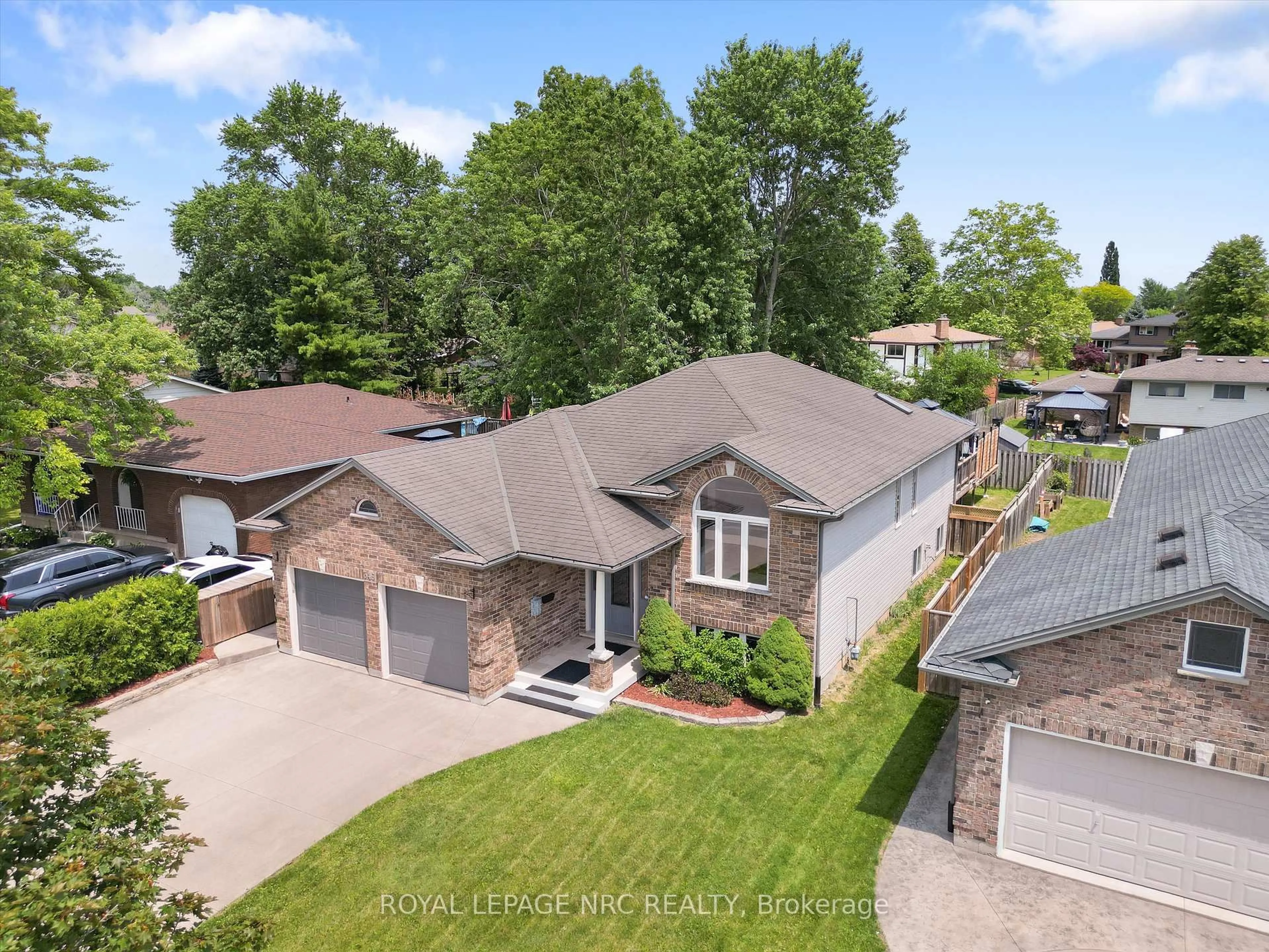 A pic from outside/outdoor area/front of a property/back of a property/a pic from drone, street for 346 Clare Ave, Welland Ontario L3C 5R2