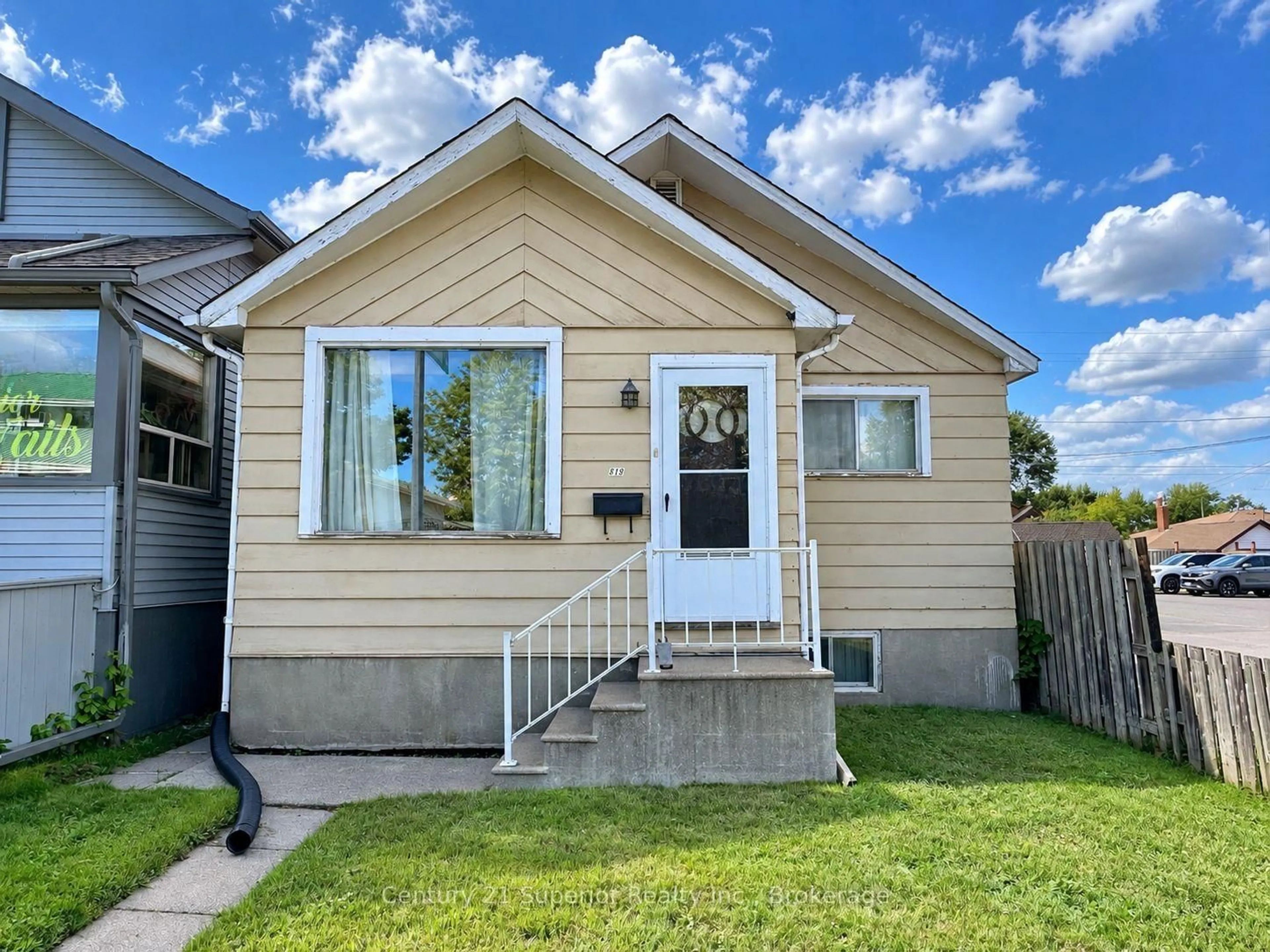 Home with vinyl exterior material, street for 819 May St, Thunder Bay Ontario P7C 3S2