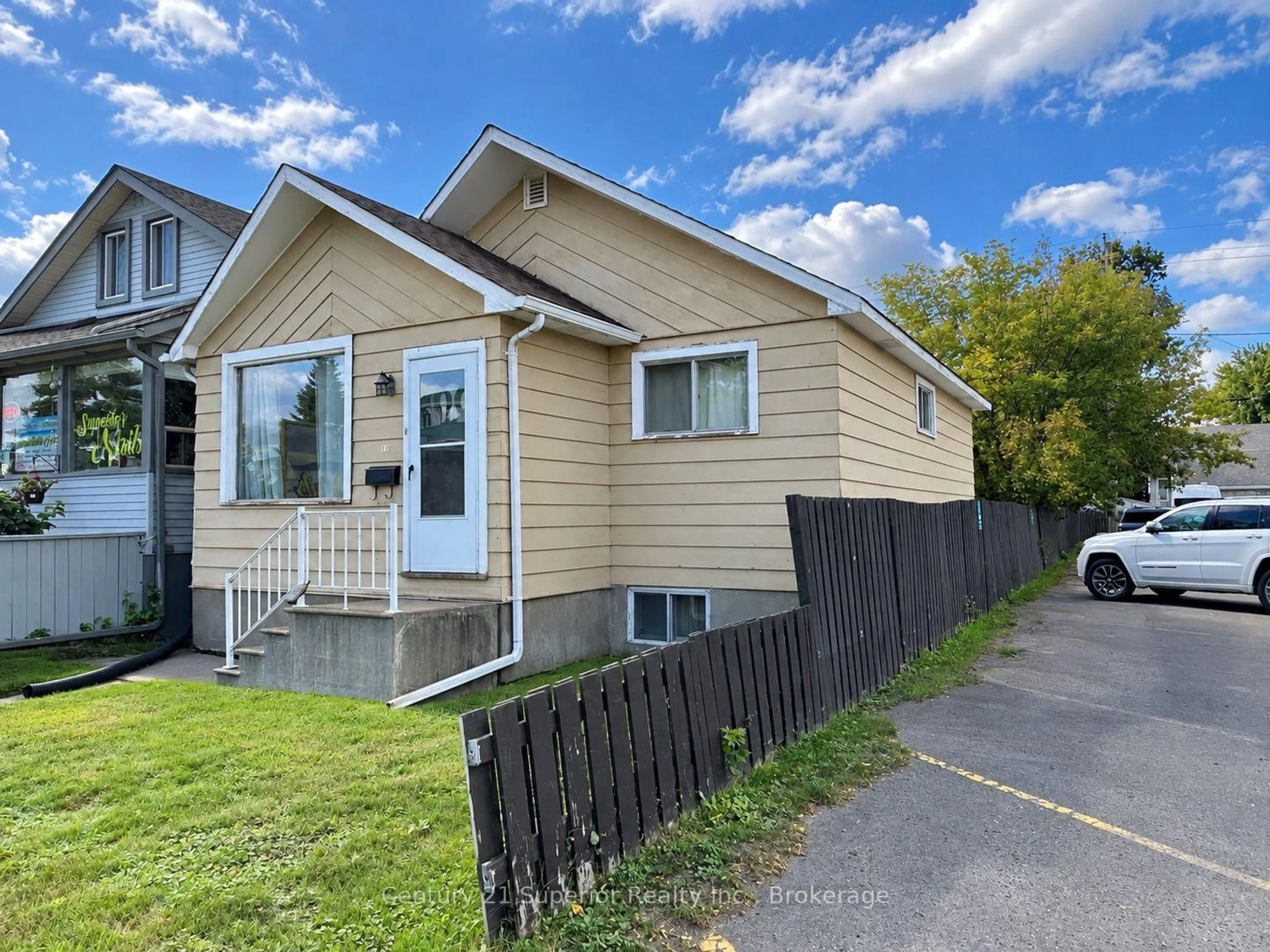 Home with vinyl exterior material, street for 819 May St, Thunder Bay Ontario P7C 3S2