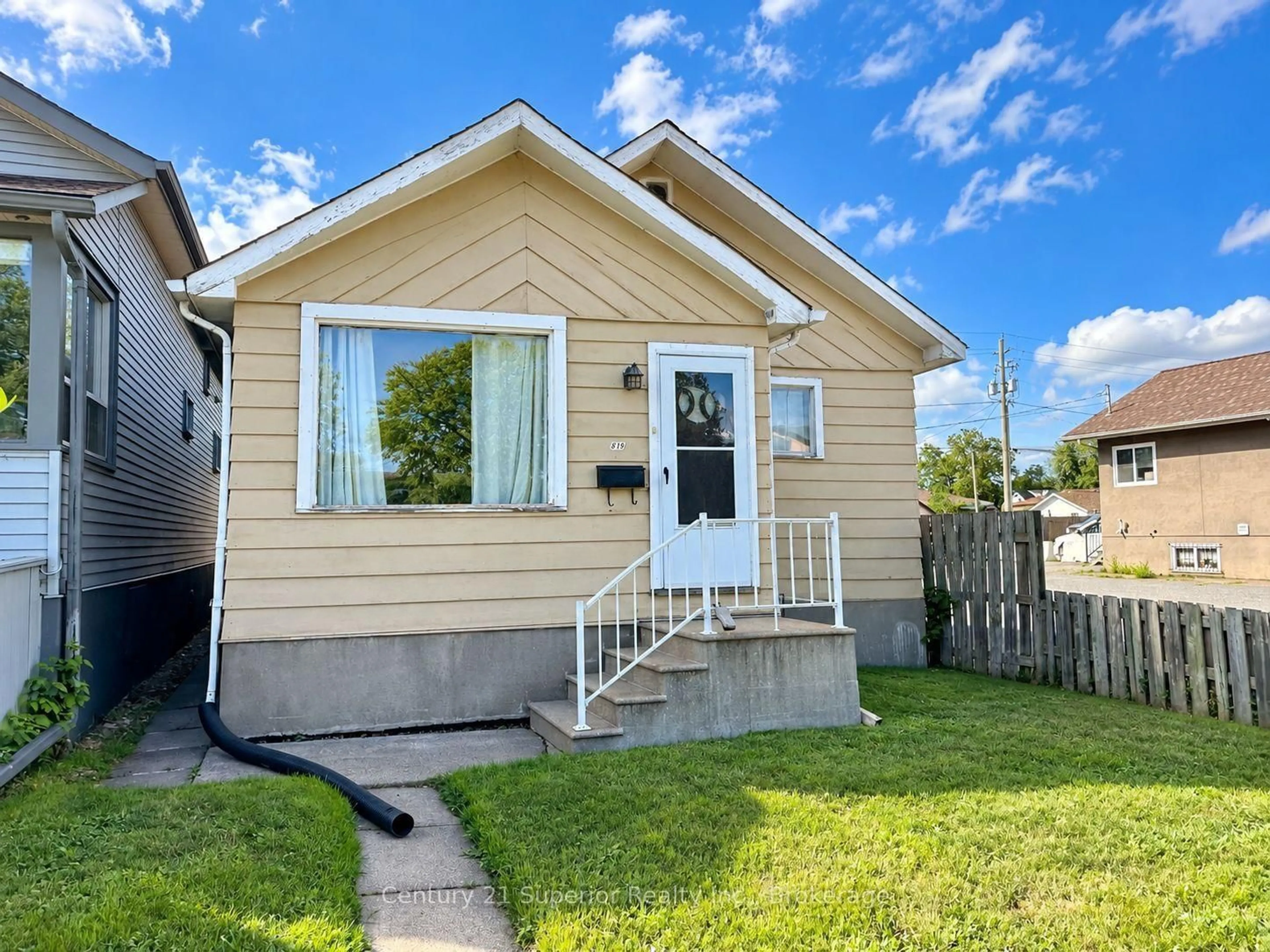 Home with vinyl exterior material, street for 819 May St, Thunder Bay Ontario P7C 3S2