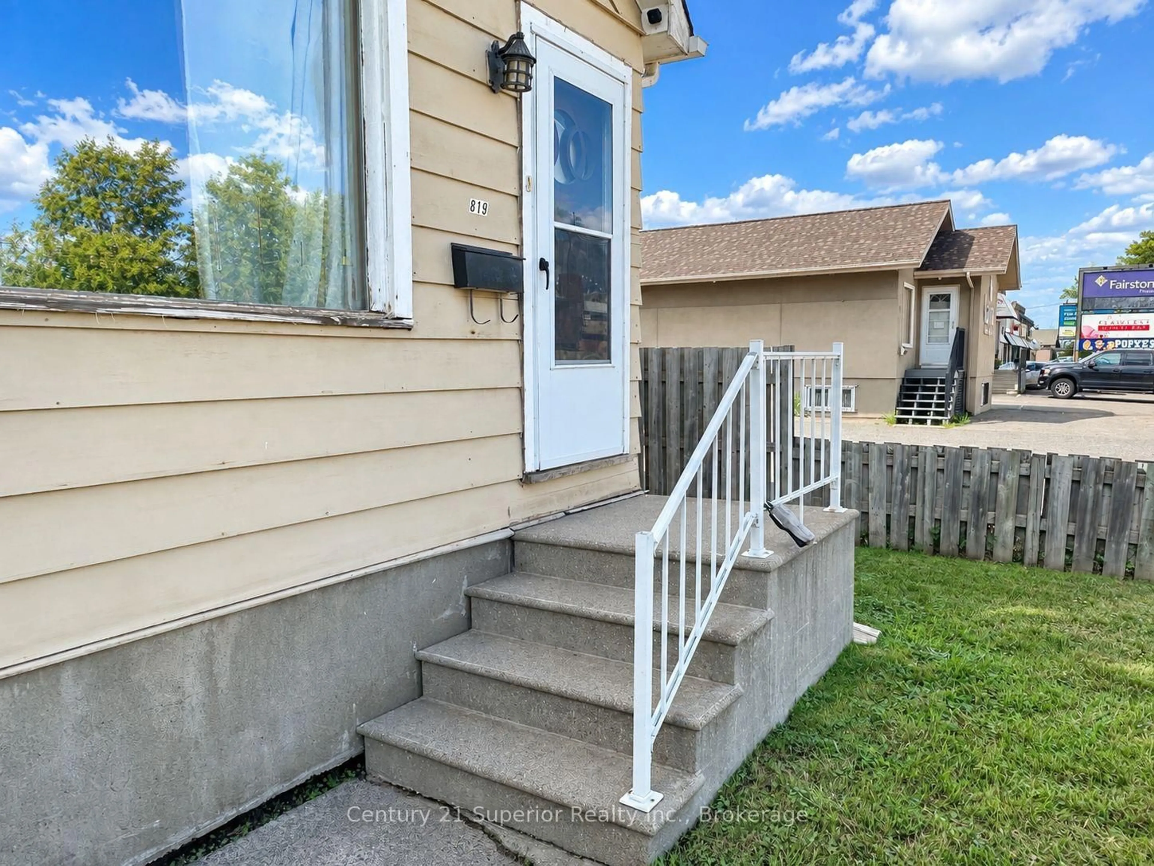 Unknown for 819 May St, Thunder Bay Ontario P7C 3S2