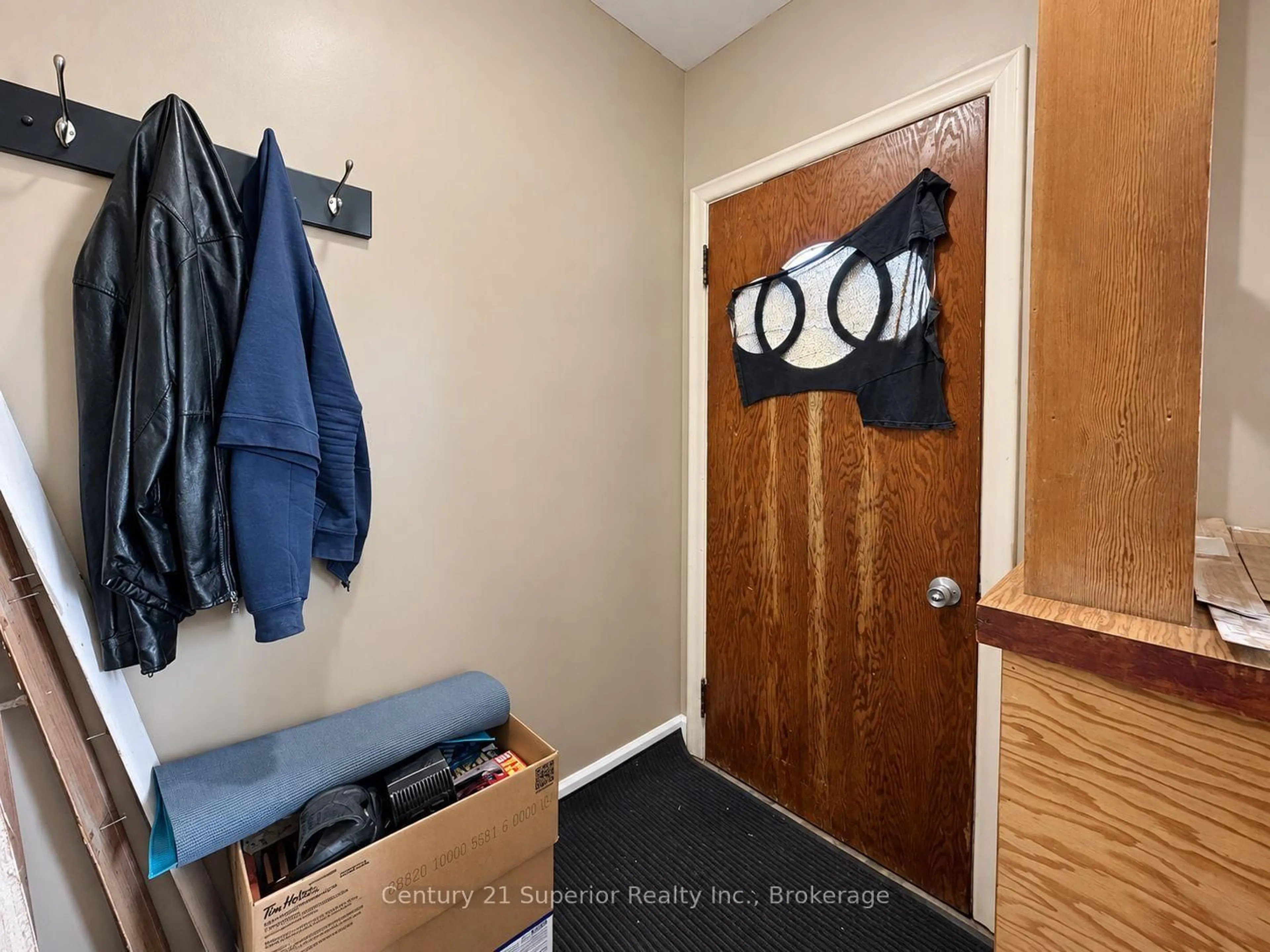 Indoor entryway for 819 May St, Thunder Bay Ontario P7C 3S2
