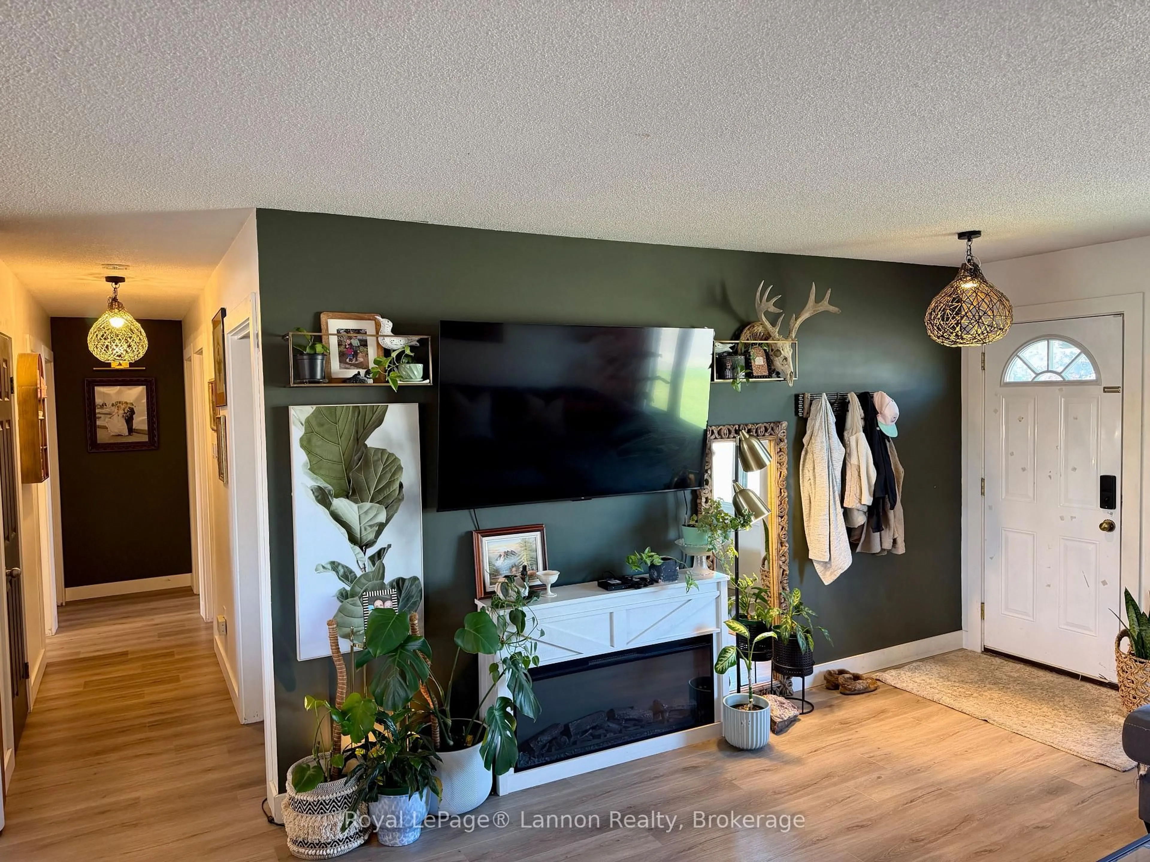 Indoor entryway for 417 Strand Ave, Thunder Bay Ontario P7B 5A8
