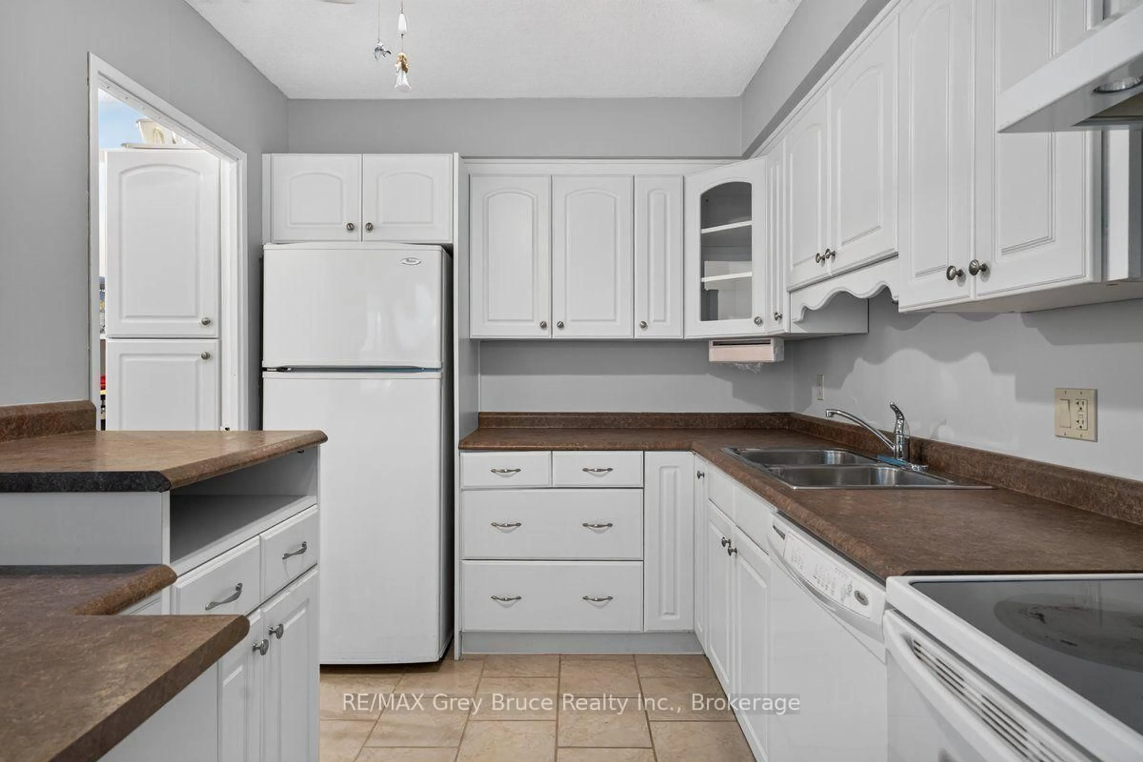 Standard kitchen, unknown for 860 9TH St #208, Owen Sound Ontario N4K 1R2