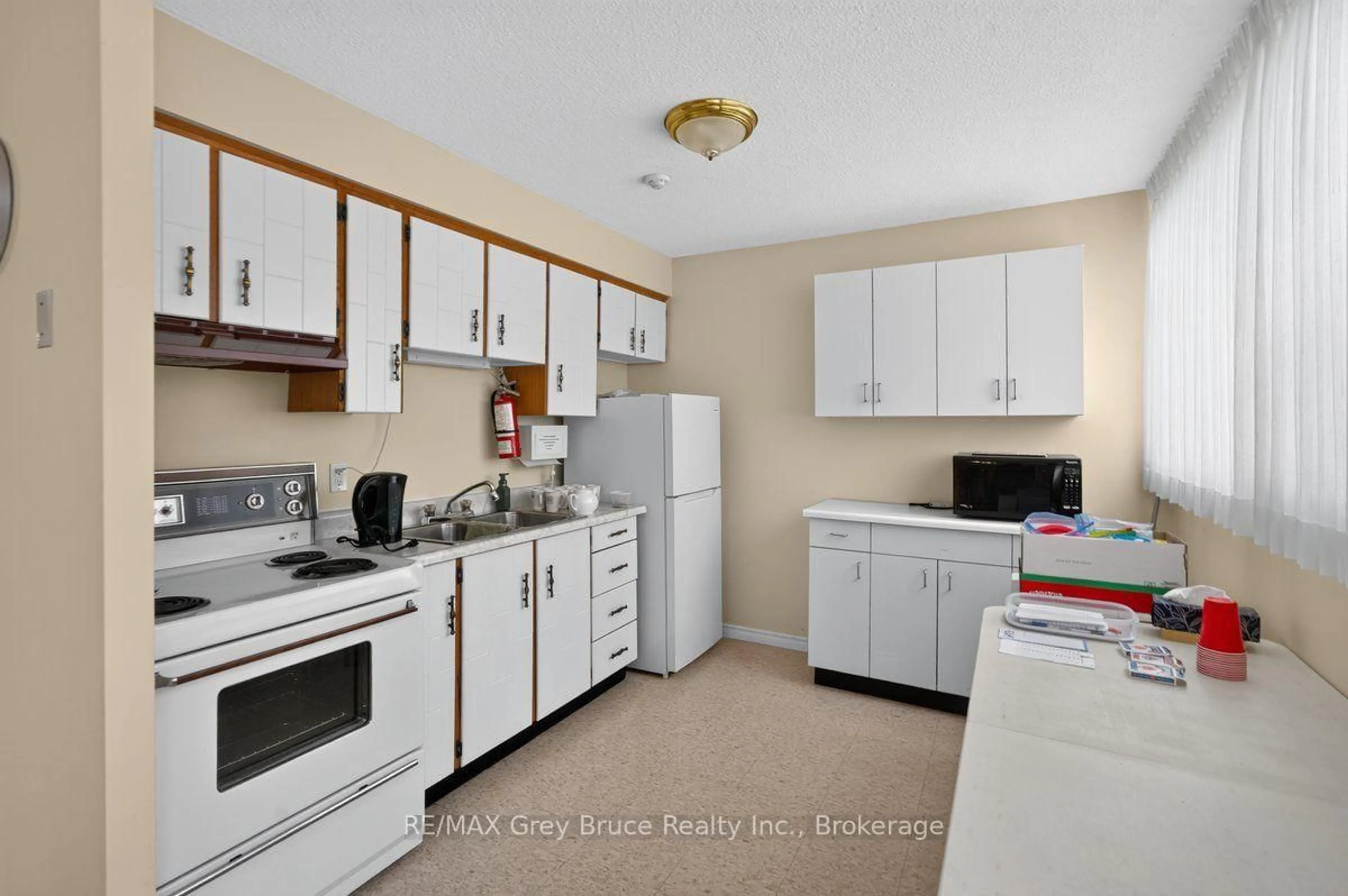Standard kitchen, ceramic/tile floor for 860 9TH St #208, Owen Sound Ontario N4K 1R2