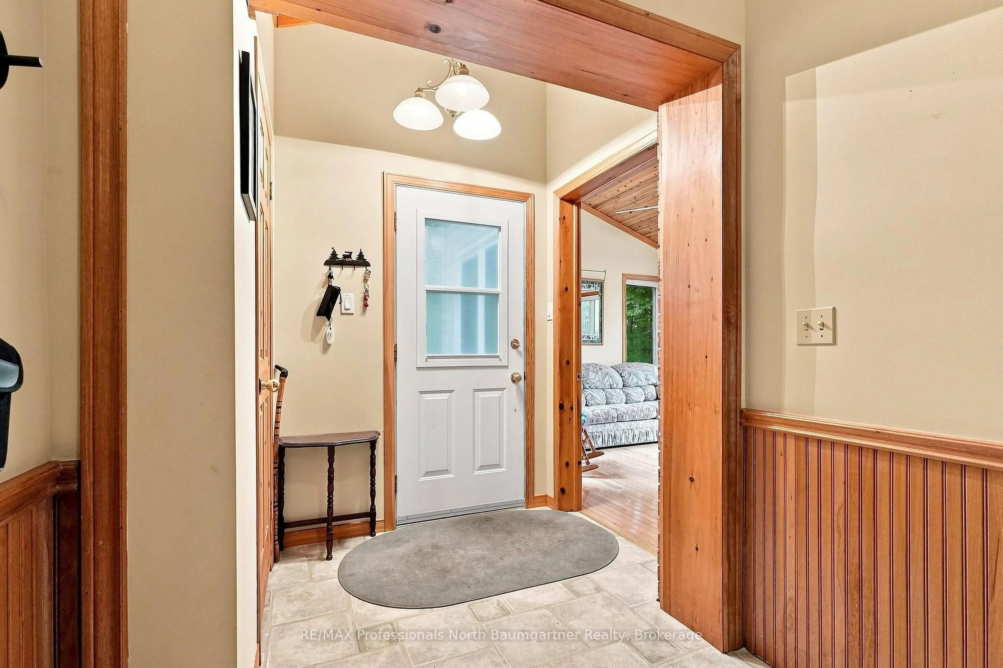 Indoor entryway for 5932 Haliburton Lake Rd, Dysart et al Ontario K0M 1S0