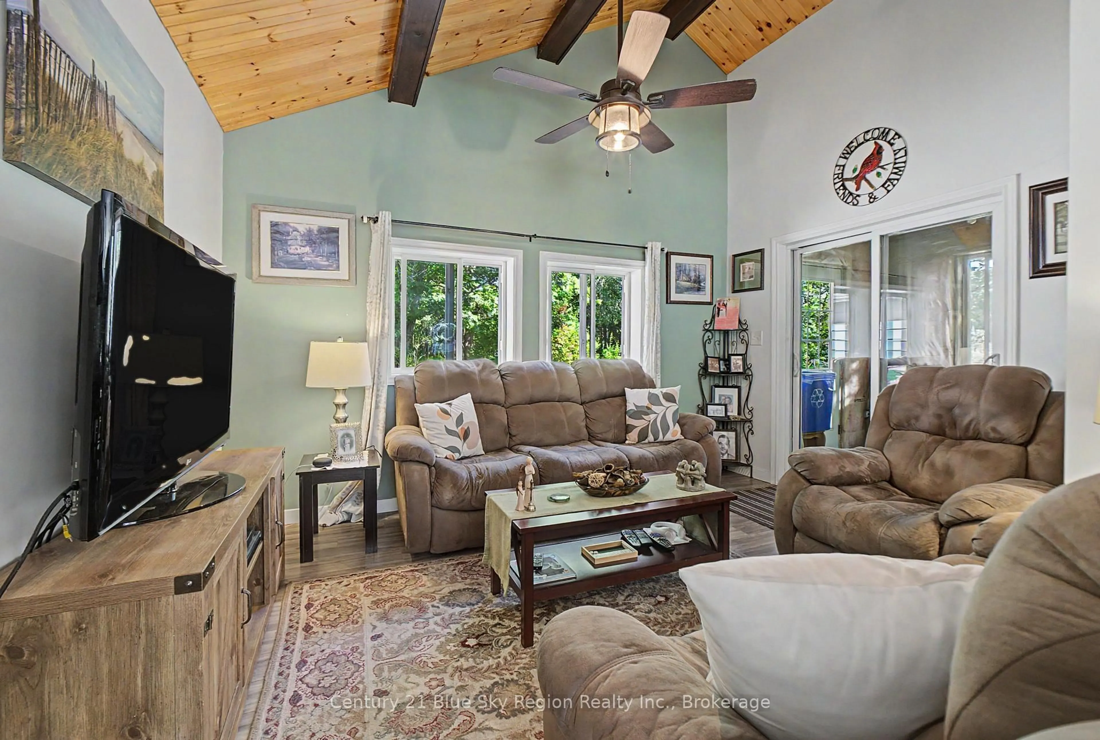 Living room with furniture, unknown for 586 Derland Rd, East Ferris Ontario P1B 8Z4