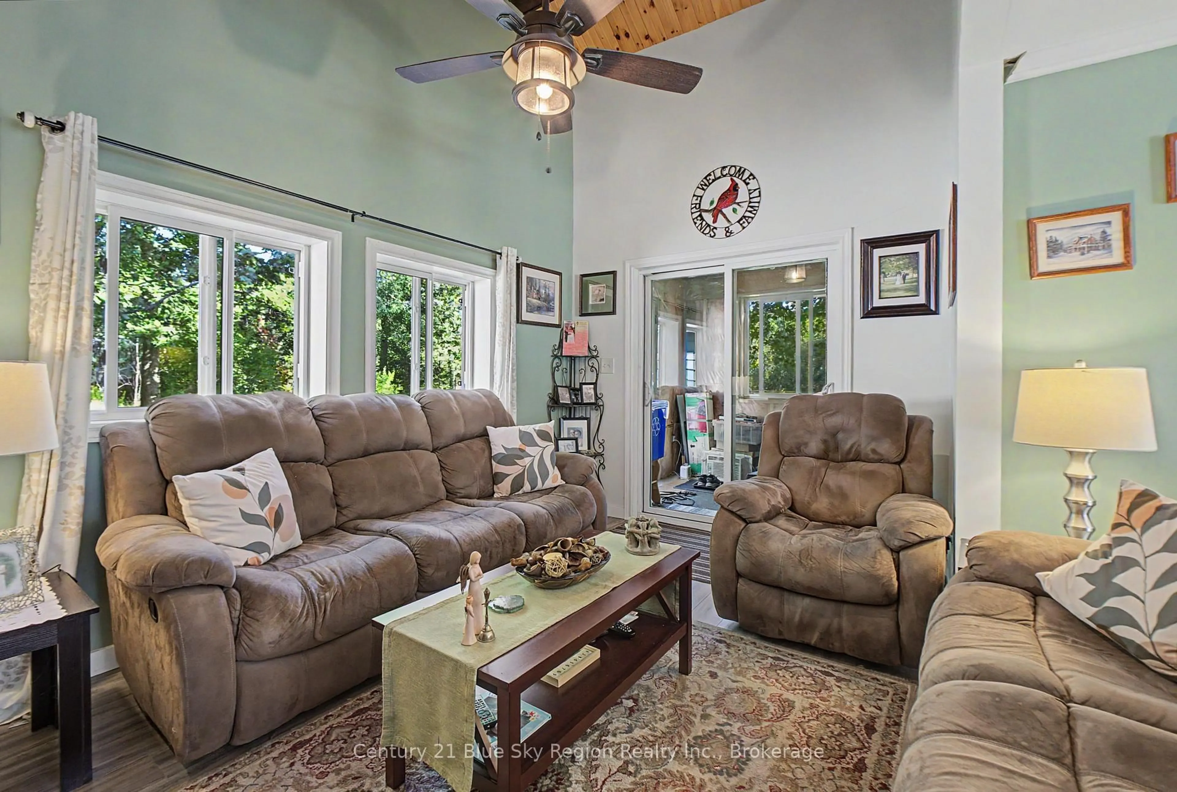 Living room with furniture, unknown for 586 Derland Rd, East Ferris Ontario P1B 8Z4