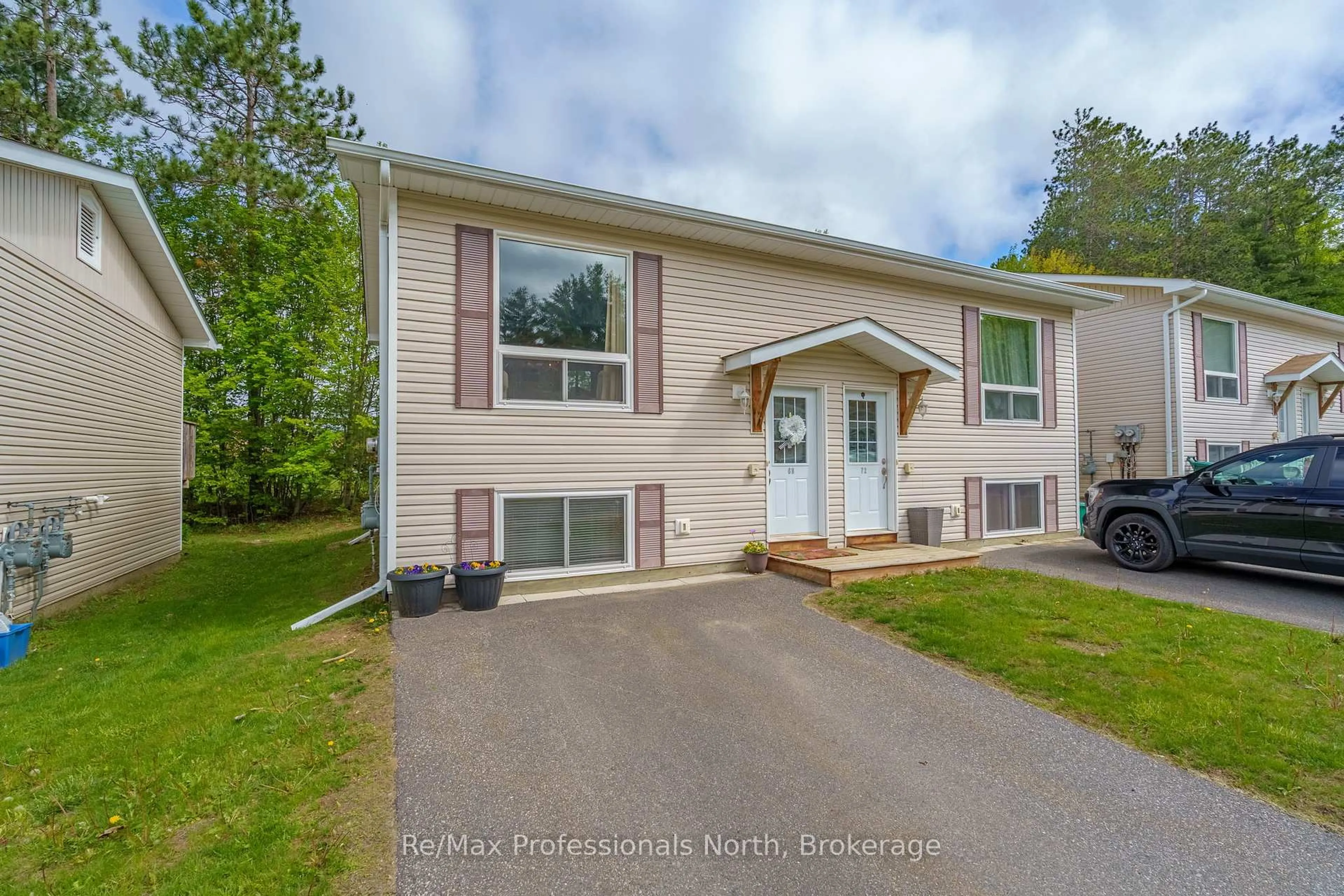A pic from outside/outdoor area/front of a property/back of a property/a pic from drone, street for 200 Pine St #68, Bracebridge Ontario P1L 2H9