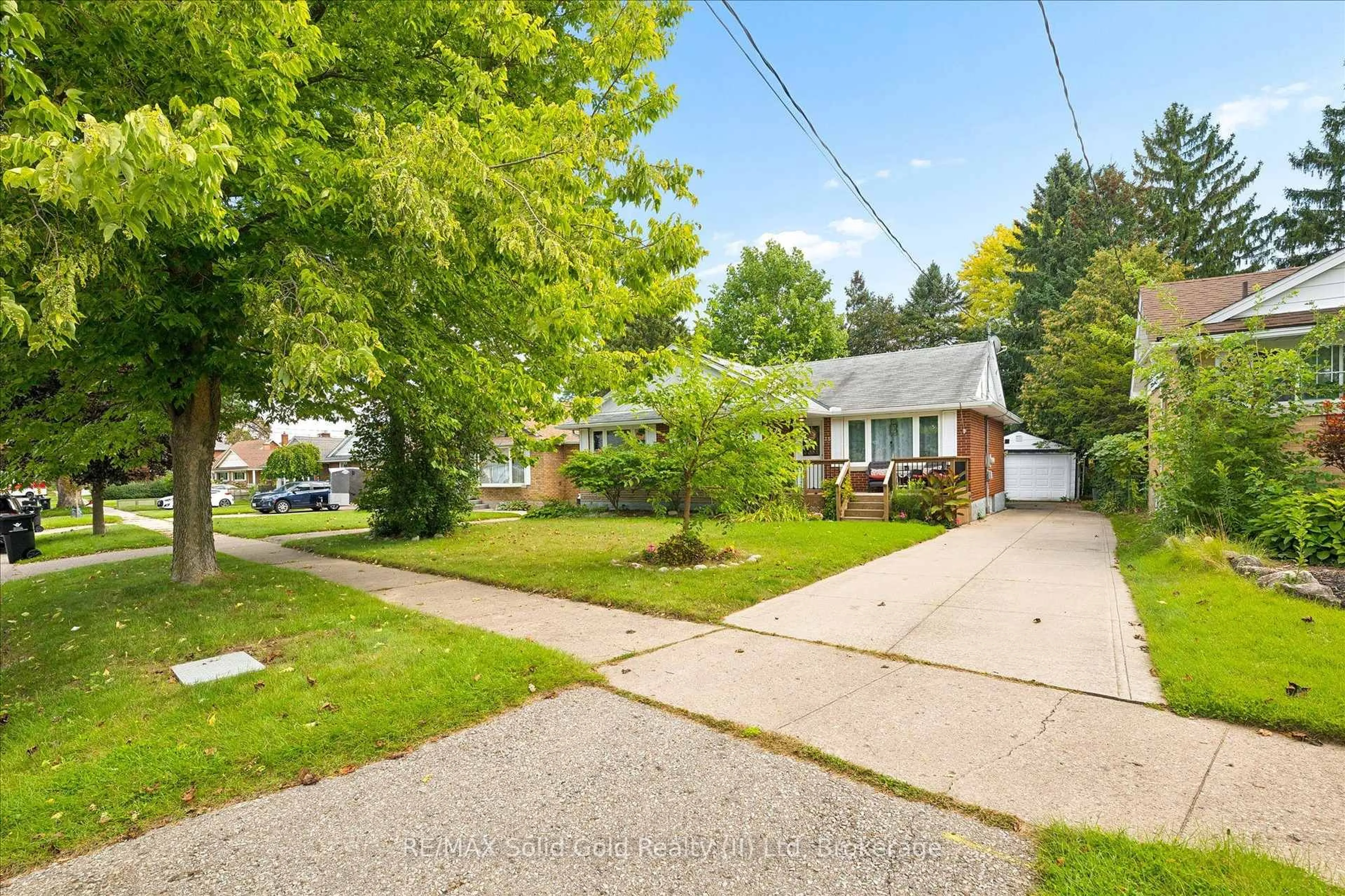 A pic from outside/outdoor area/front of a property/back of a property/a pic from drone, street for 35 Edinburgh Rd, Kitchener Ontario N2B 1M4
