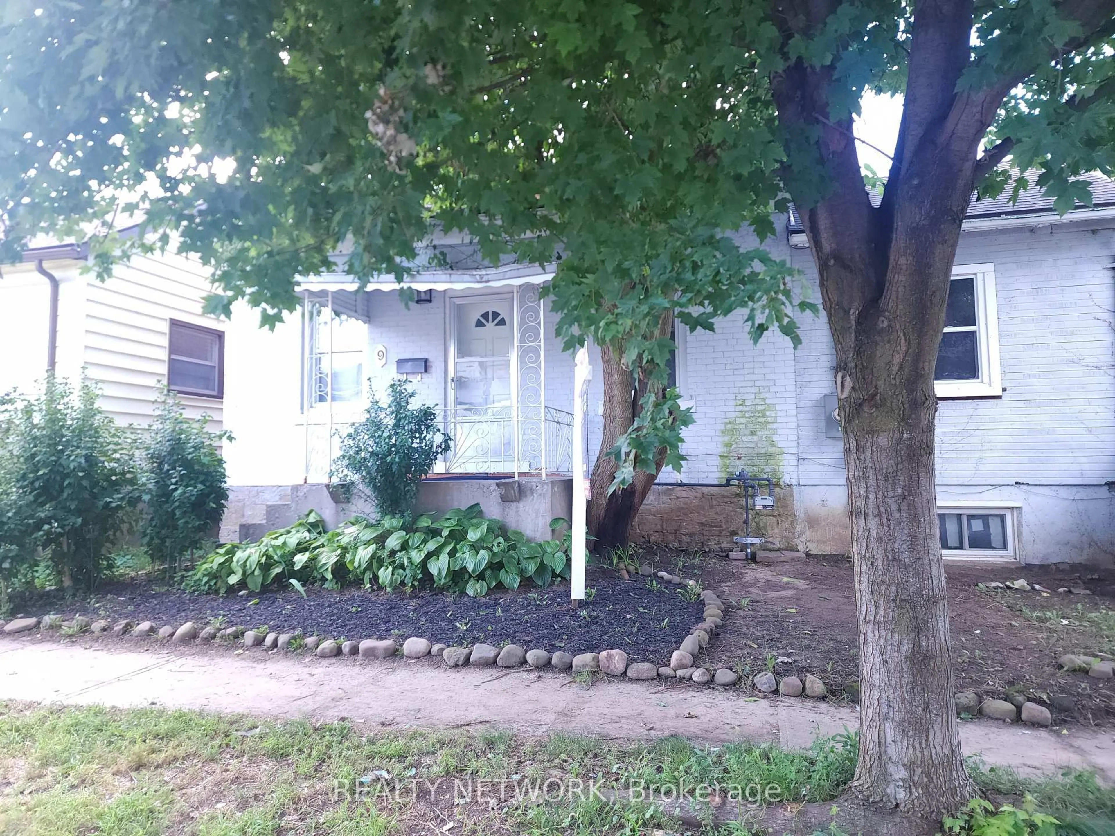 A pic from outside/outdoor area/front of a property/back of a property/a pic from drone, street for 9 Woodland Ave, St. Catharines Ontario L2R 5A1