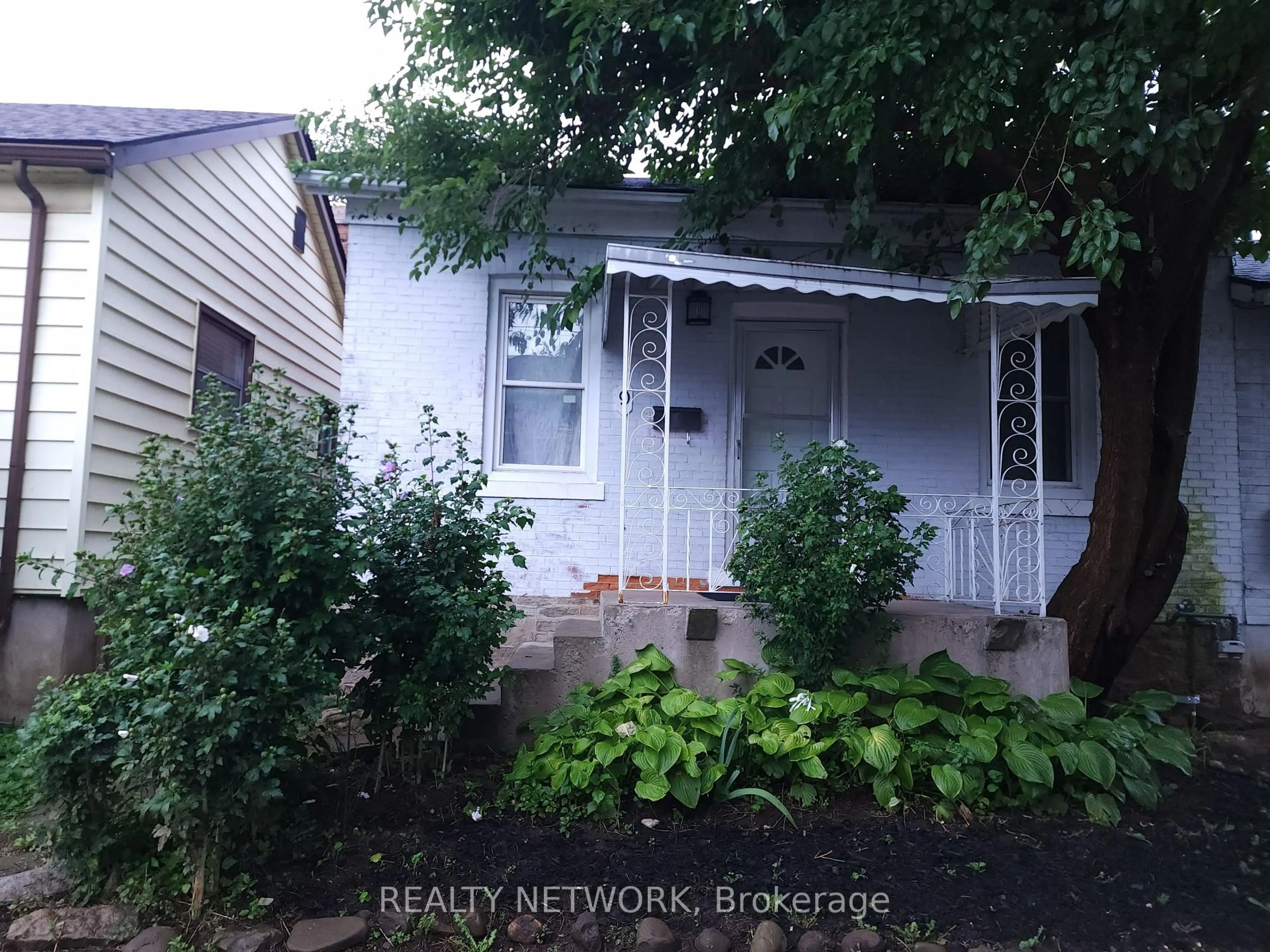 Unknown for 9 Woodland Ave, St. Catharines Ontario L2R 5A1