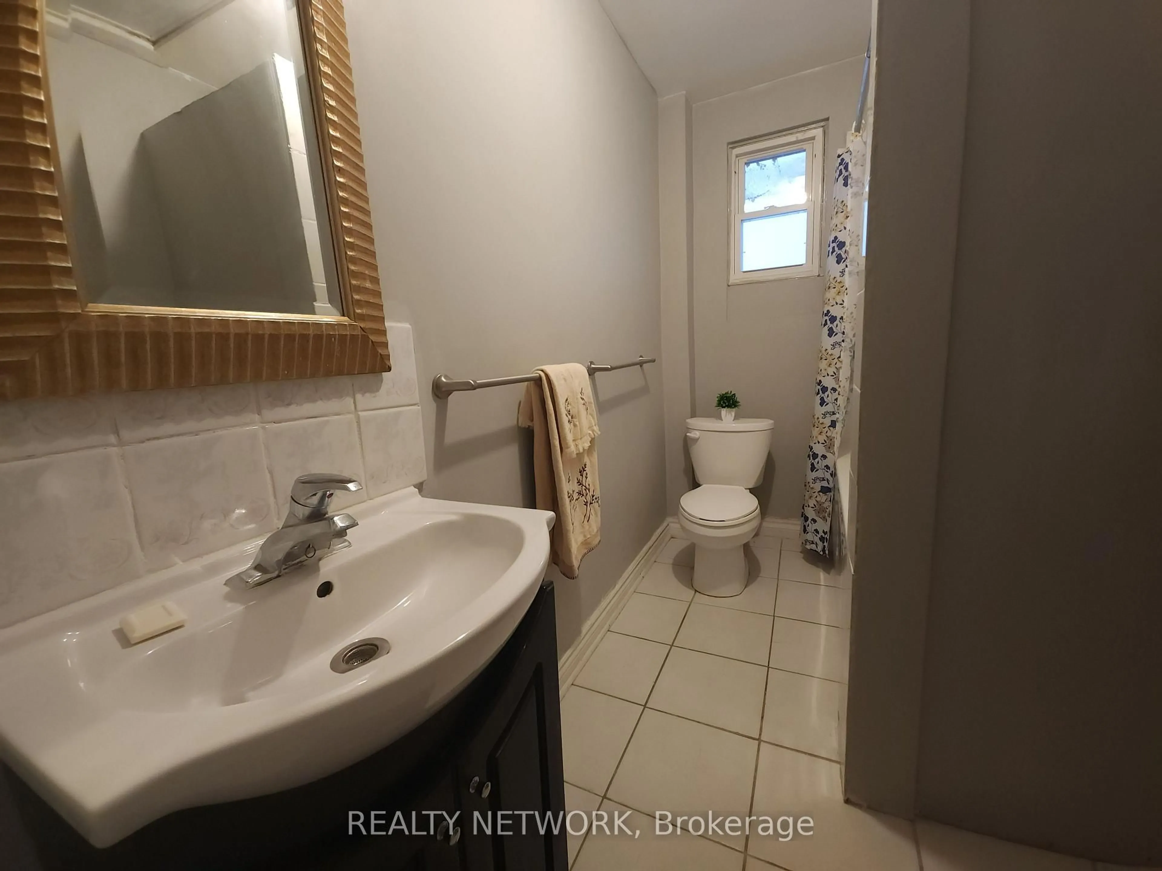 Standard bathroom, unknown for 9 Woodland Ave, St. Catharines Ontario L2R 5A1