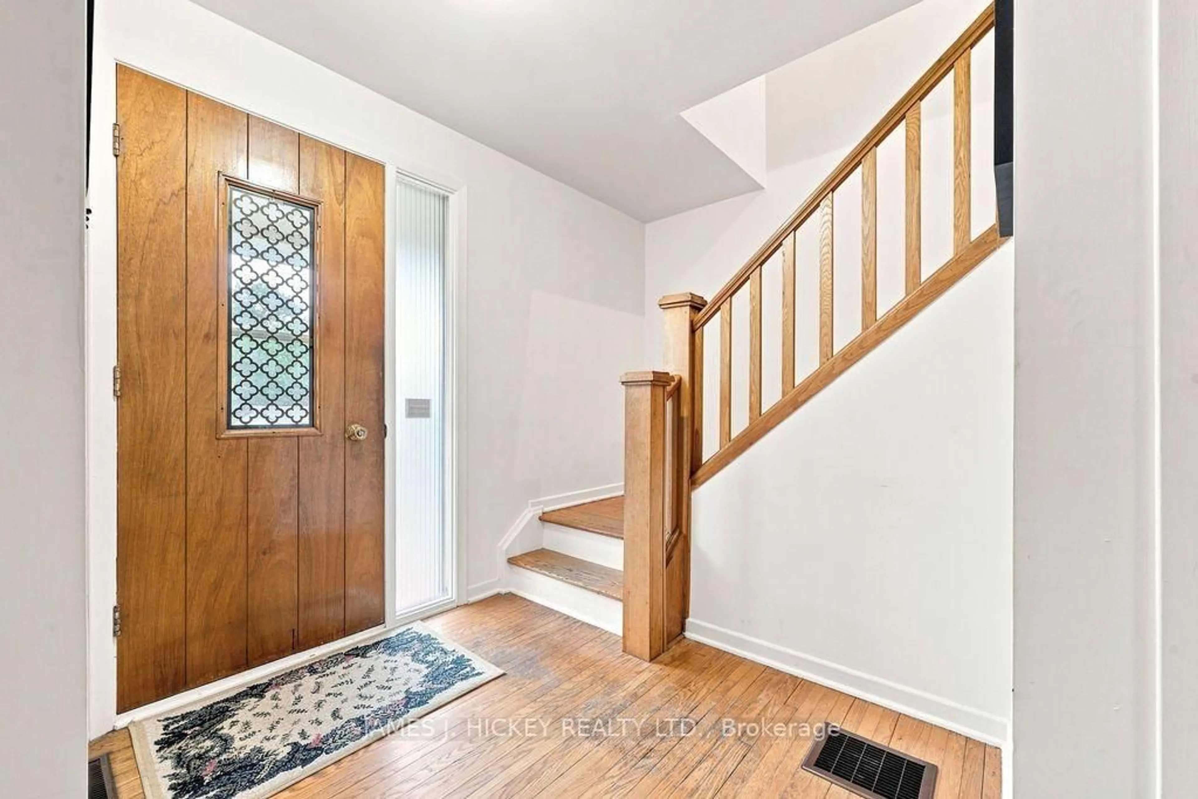 Indoor entryway for 246 Thomas St, Deep River Ontario K0J 1P0