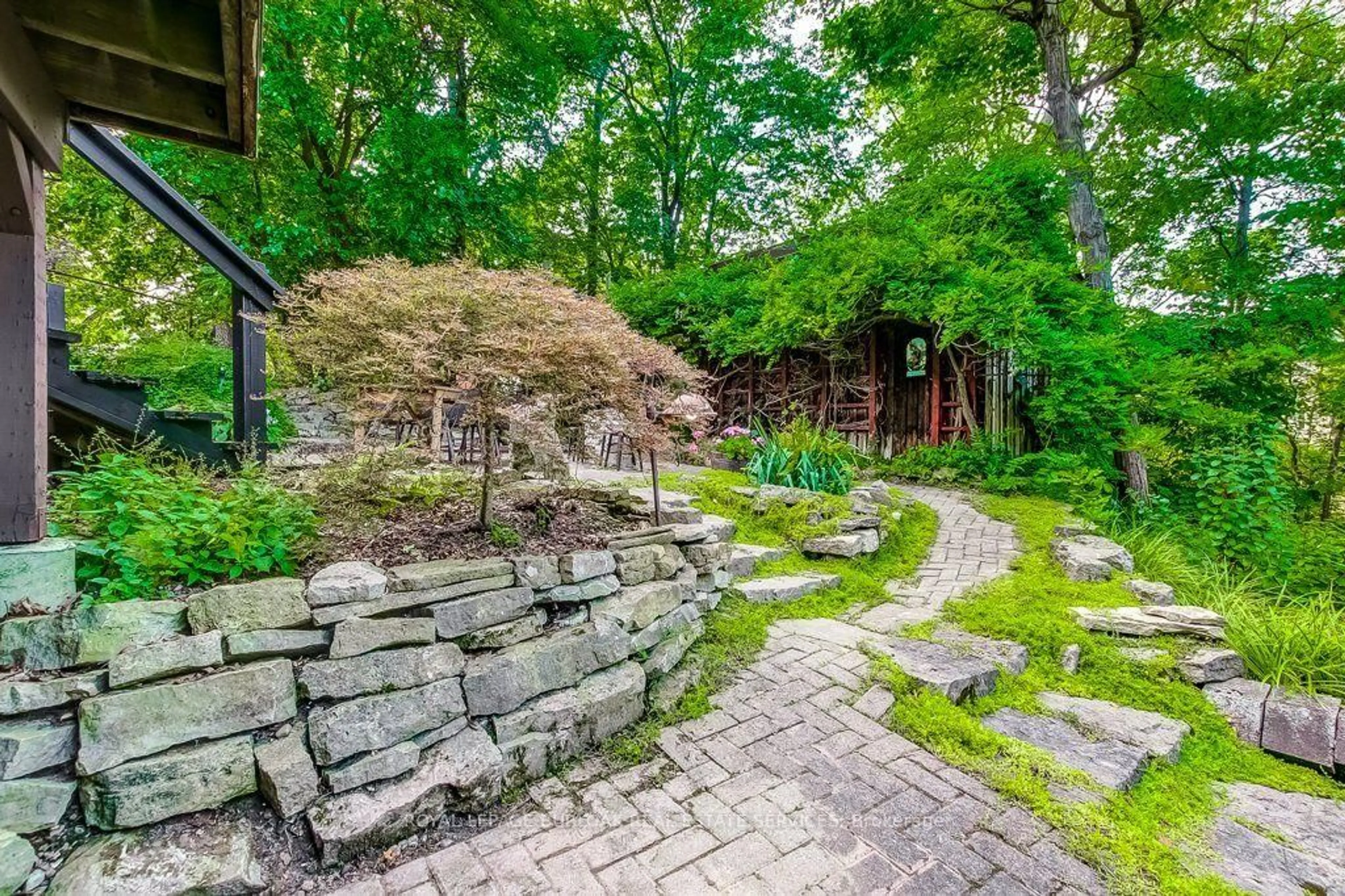 Patio, street for 131 Parkview Ave, Hamilton Ontario L9H 5X8
