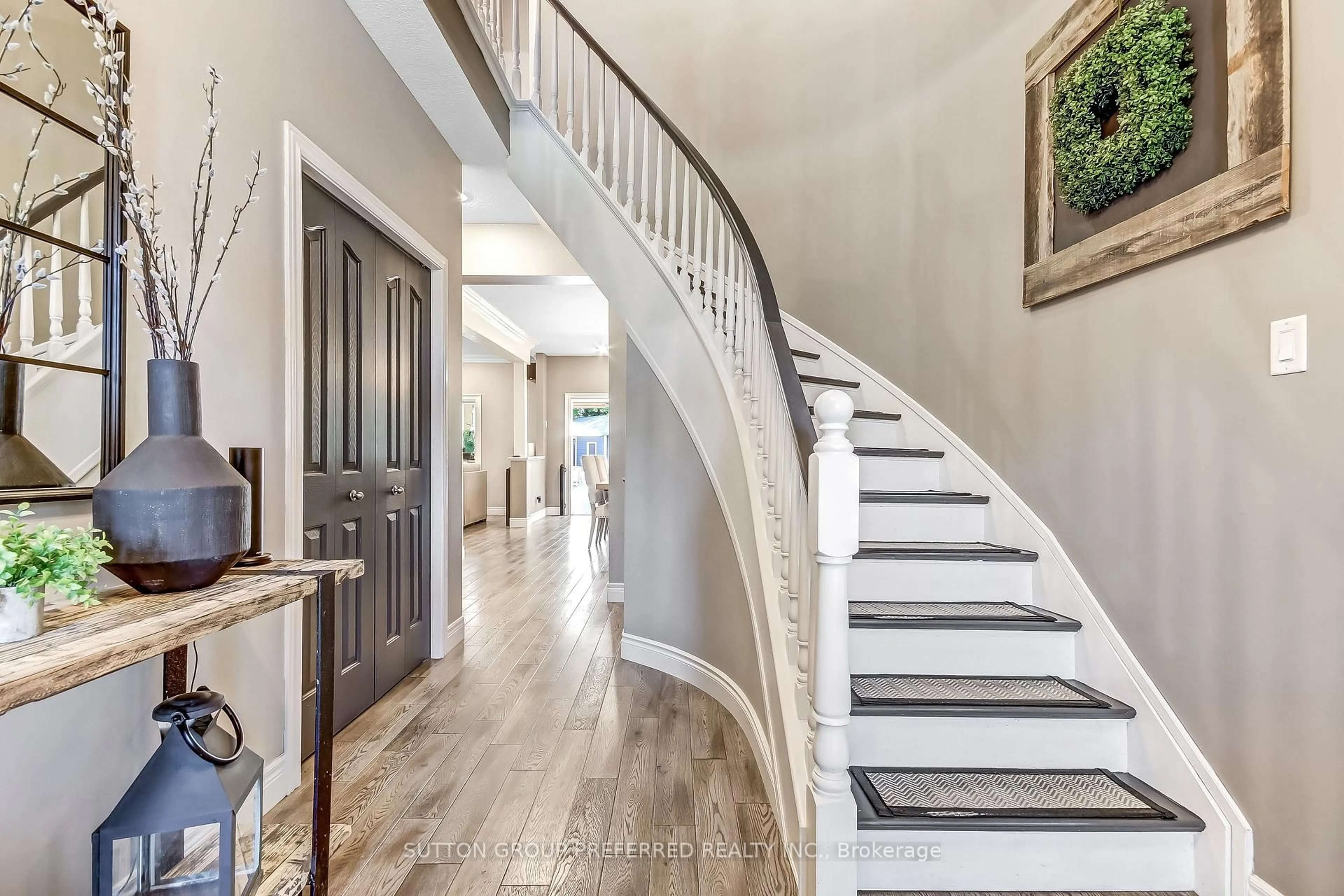 Indoor entryway for 1094 Thornley St, London South Ontario N6K 4V4