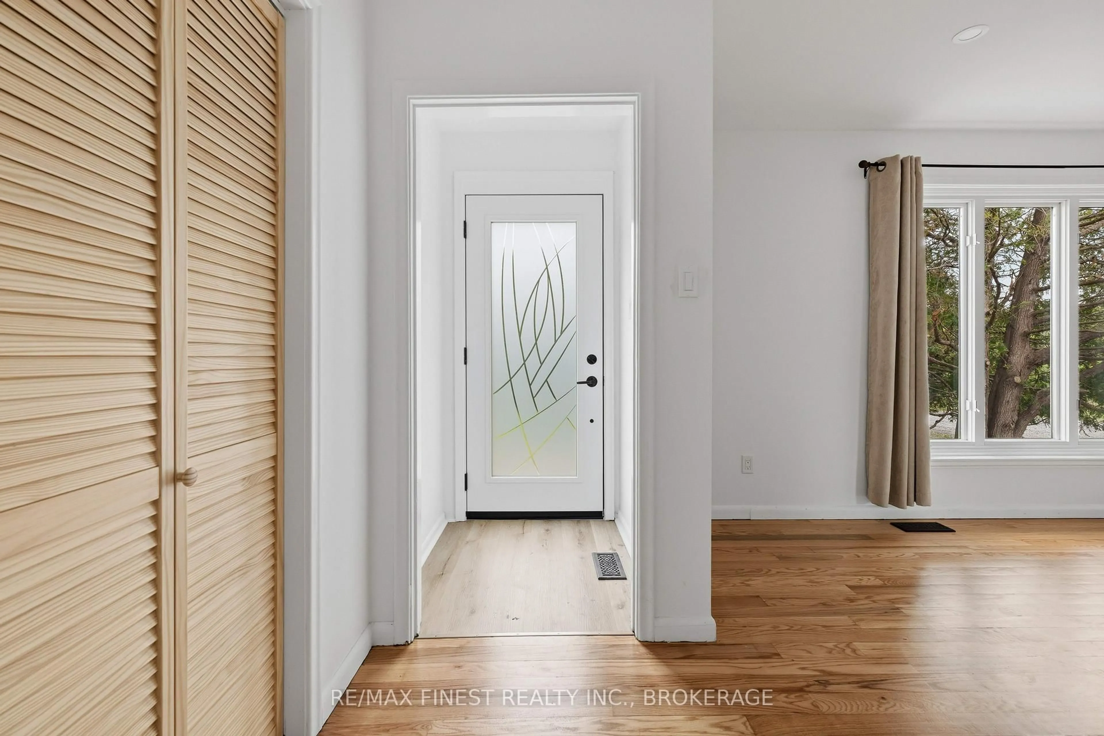 Indoor entryway for 1604 Joyceville Rd, Kingston Ontario K7L 4V1