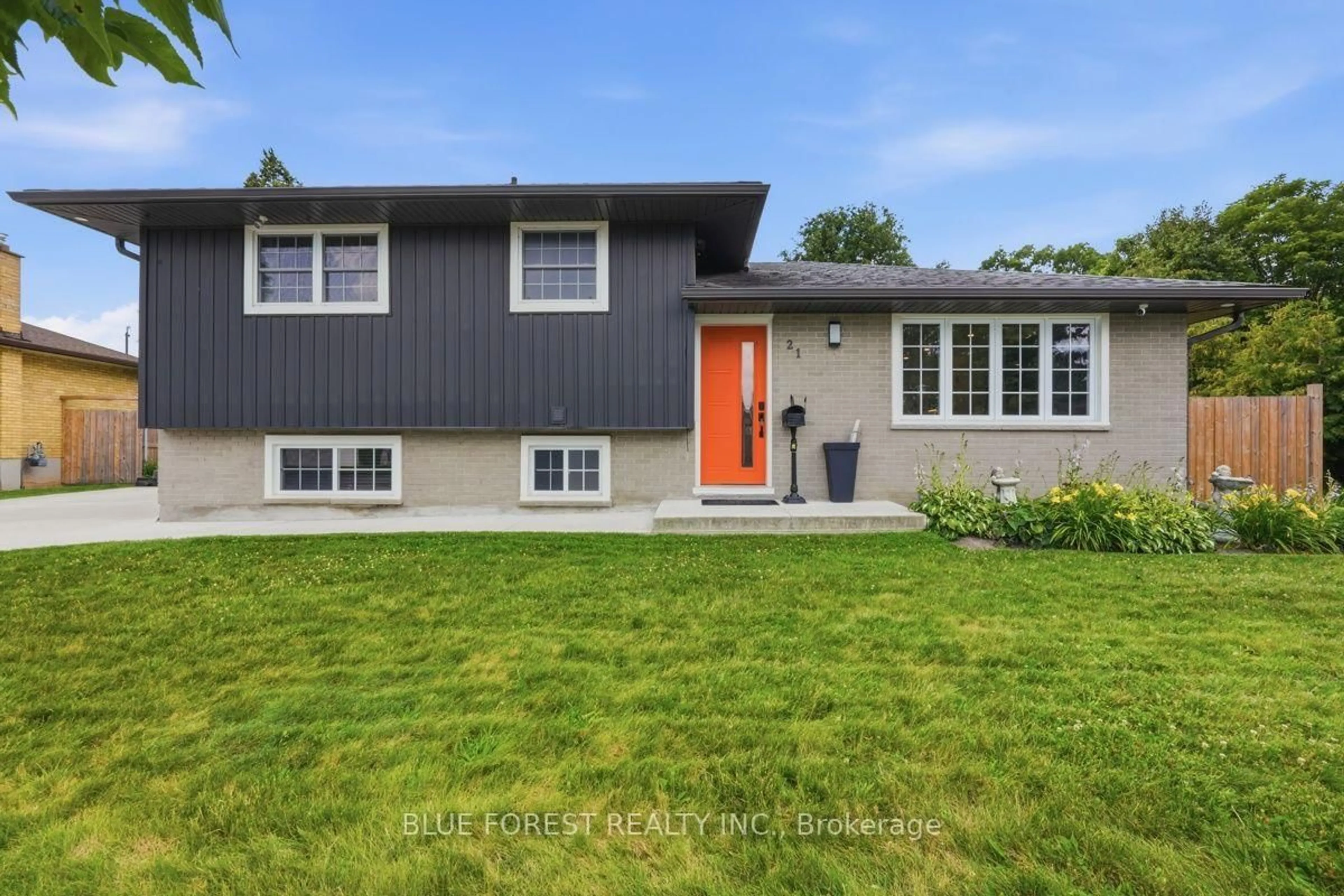 Home with vinyl exterior material, street for 21 Agincourt Pl, London South Ontario N5Z 4E8