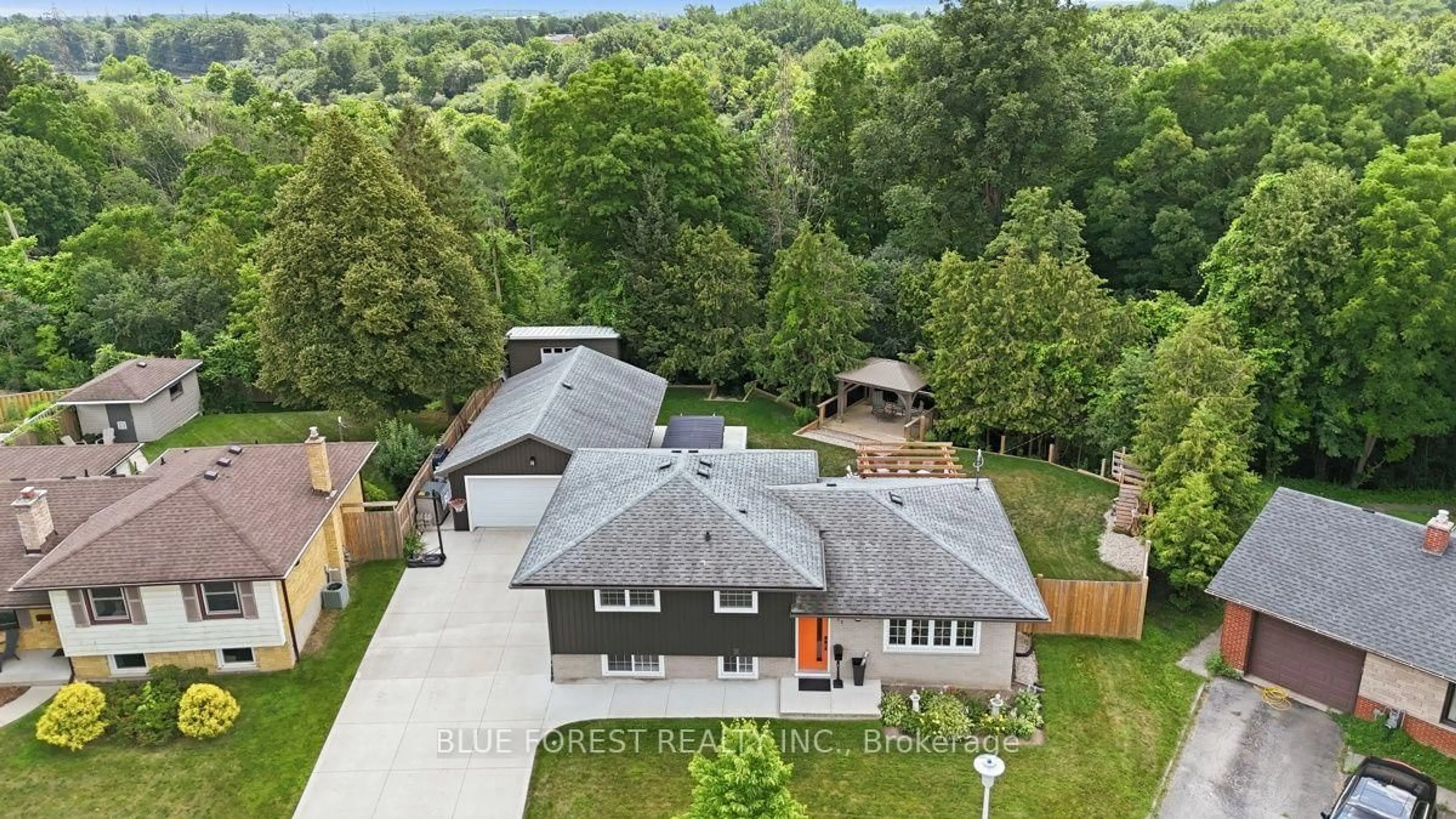 A pic from outside/outdoor area/front of a property/back of a property/a pic from drone, street for 21 Agincourt Pl, London South Ontario N5Z 4E8