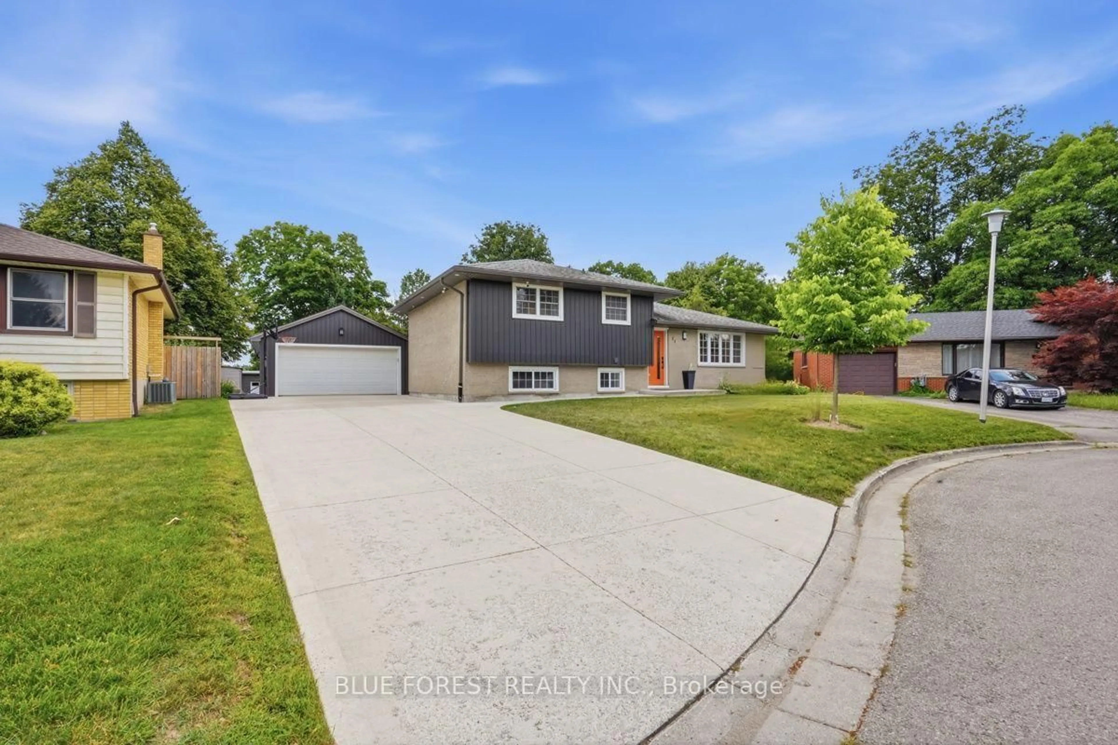 A pic from outside/outdoor area/front of a property/back of a property/a pic from drone, street for 21 Agincourt Pl, London South Ontario N5Z 4E8