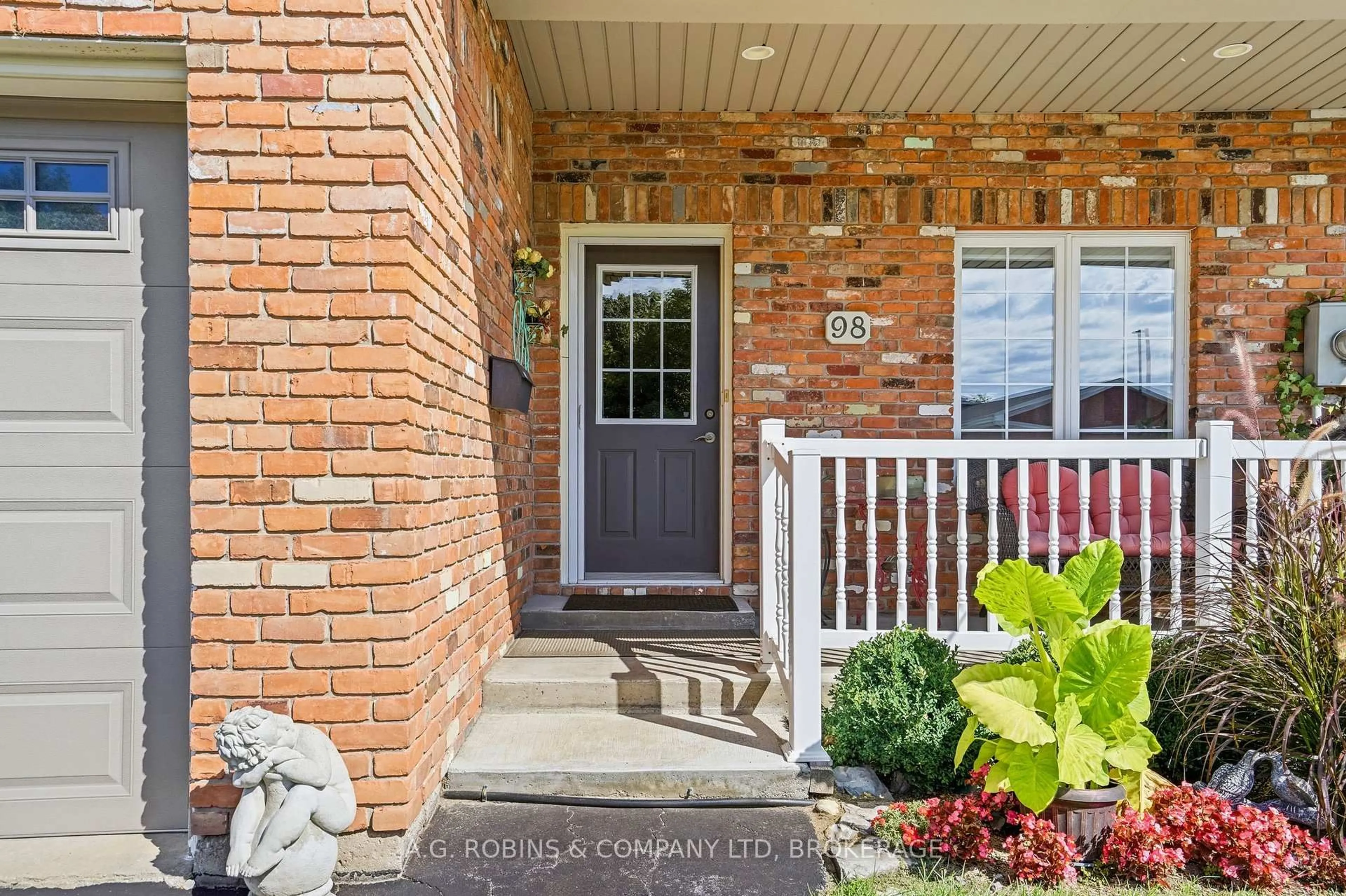 Indoor entryway for 98 Maple St, Port Colborne Ontario L3K 6G7