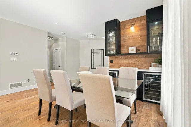2369 Red Thorne Ave, London South 3