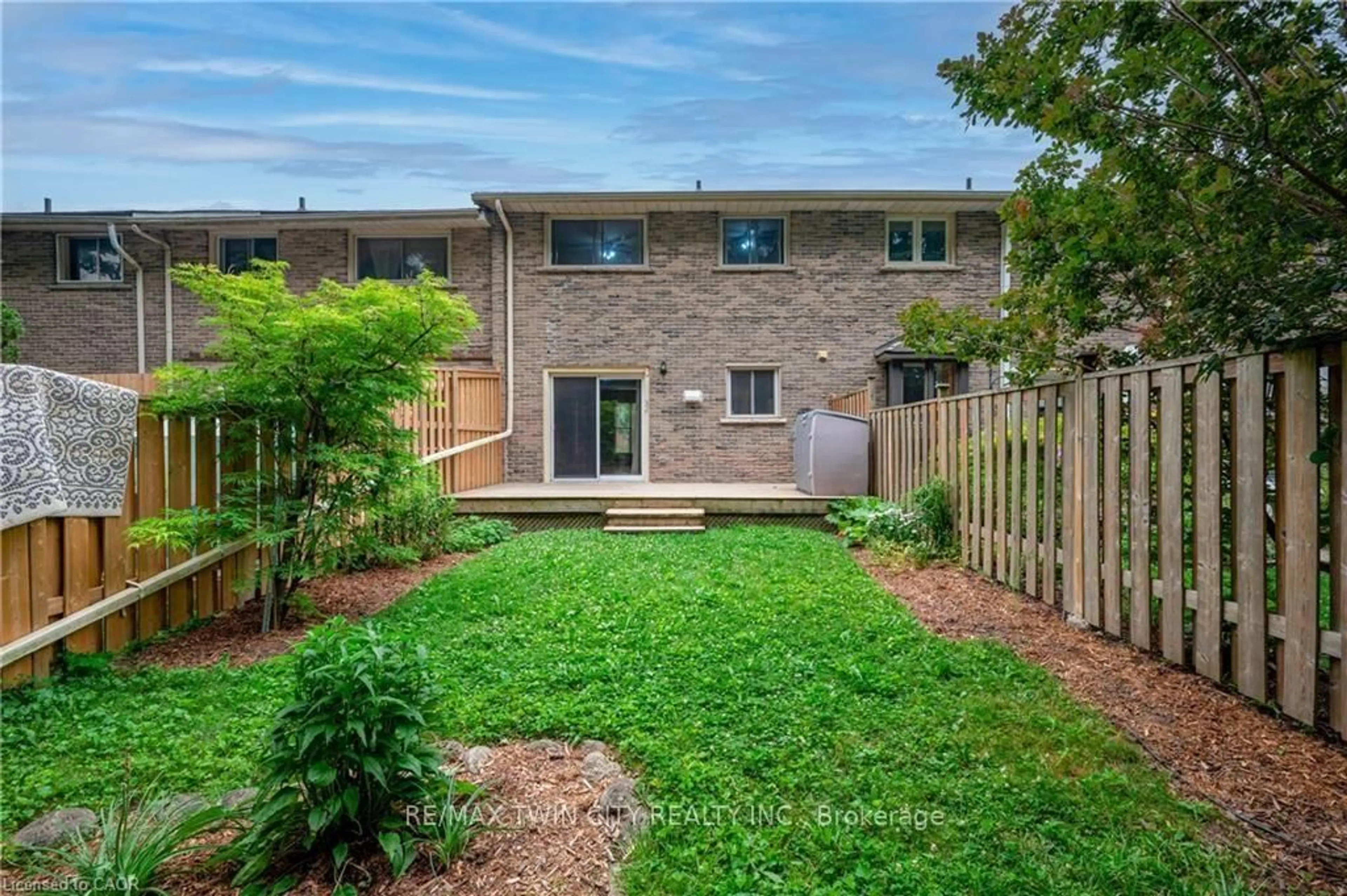 Patio, street for 18 Ralgreen Cres, Kitchener Ontario N2M 1T9