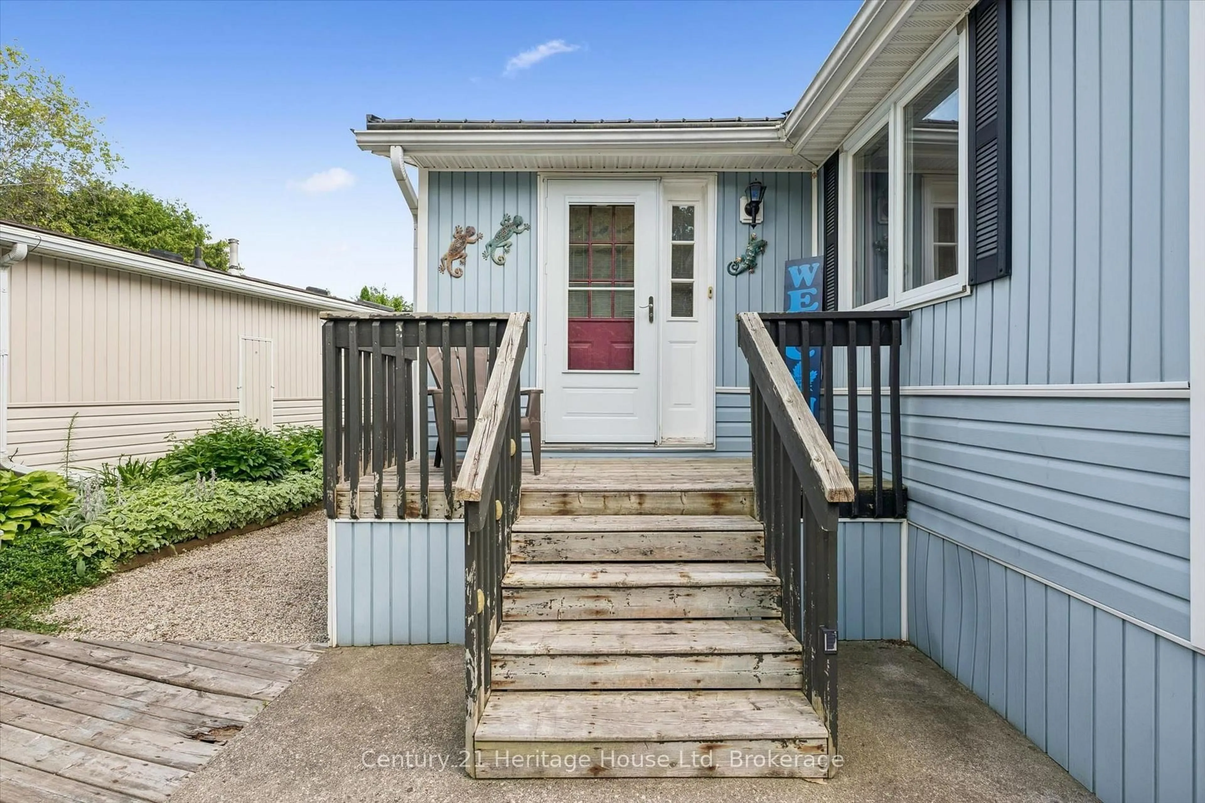 Home with vinyl exterior material, street for 7 Millcreek Rd, Puslinch Ontario N0B 2J0
