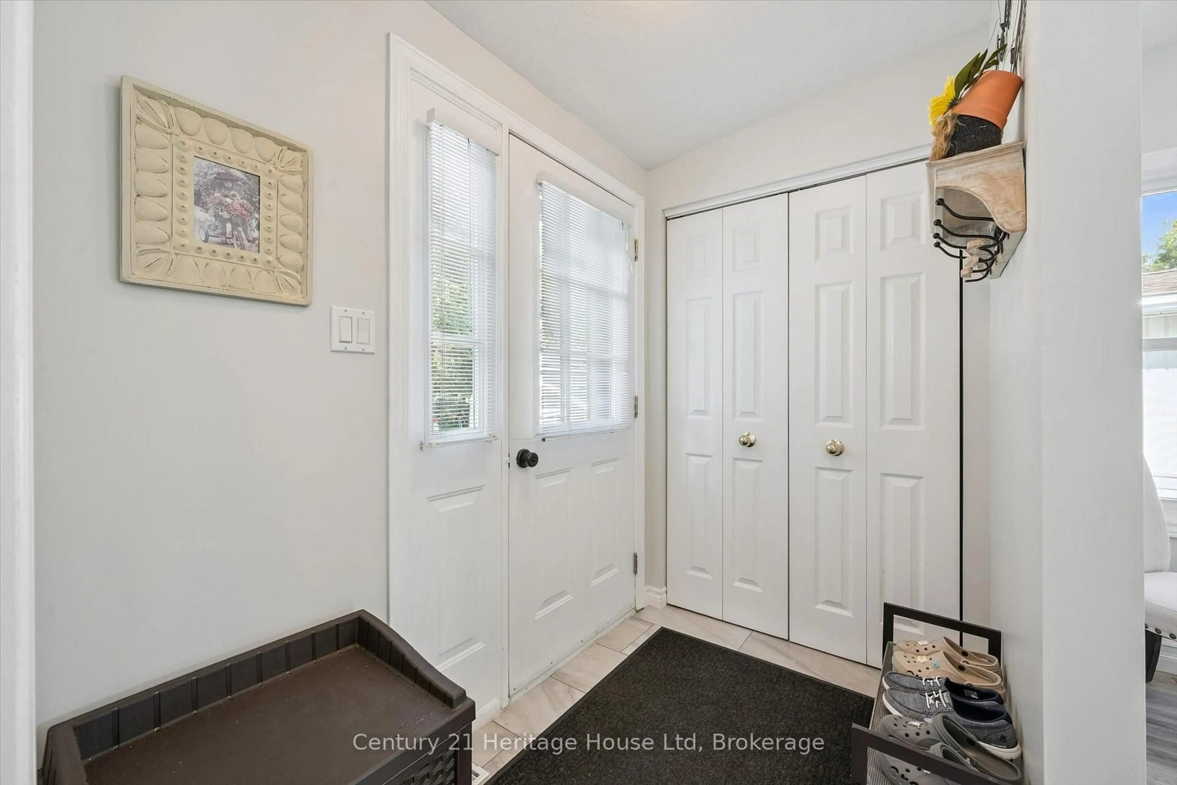 Indoor entryway for 7 Millcreek Rd, Puslinch Ontario N0B 2J0