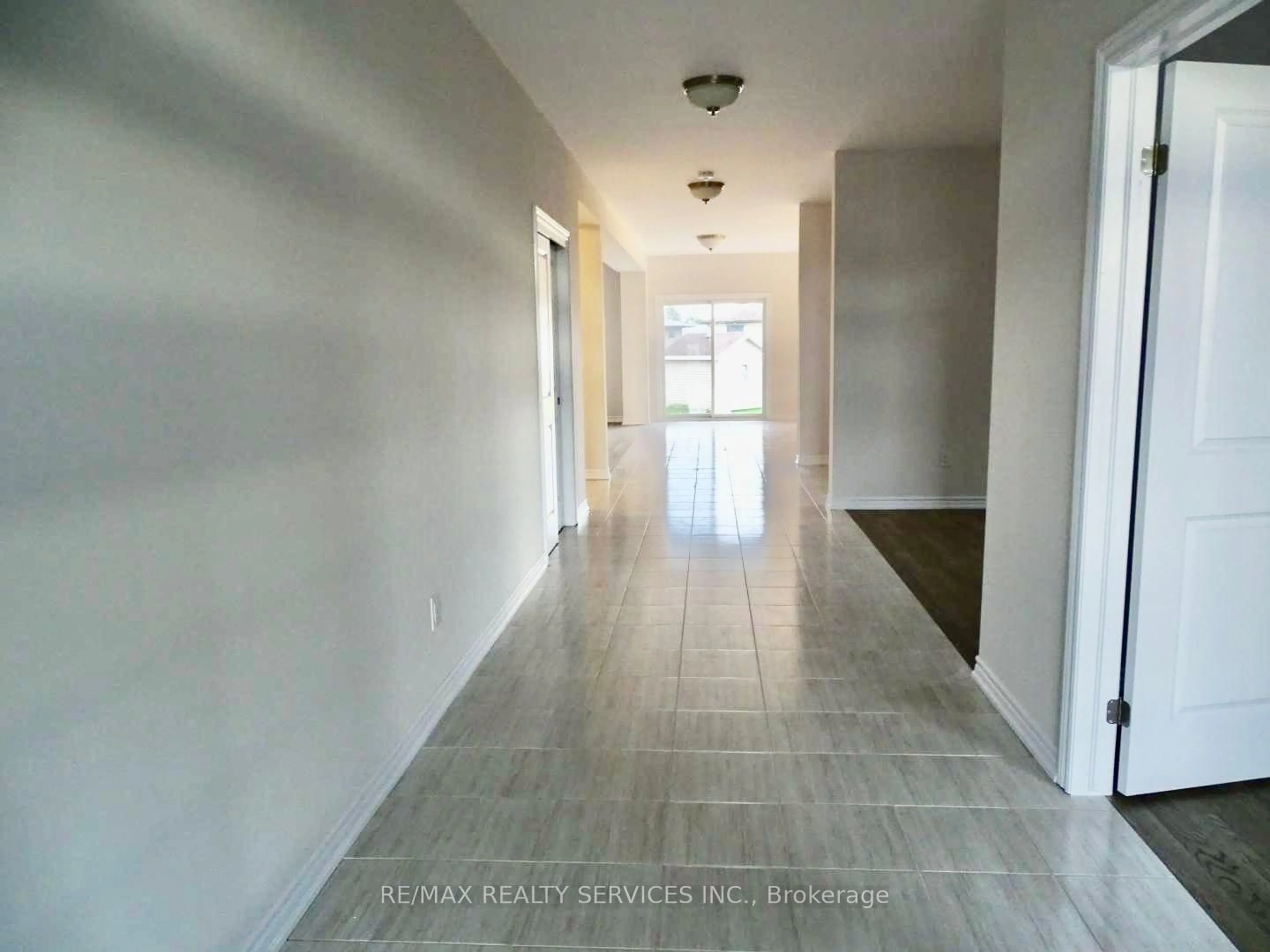 Indoor entryway for 204 Bethune Ave, Welland Ontario L3B 0H6