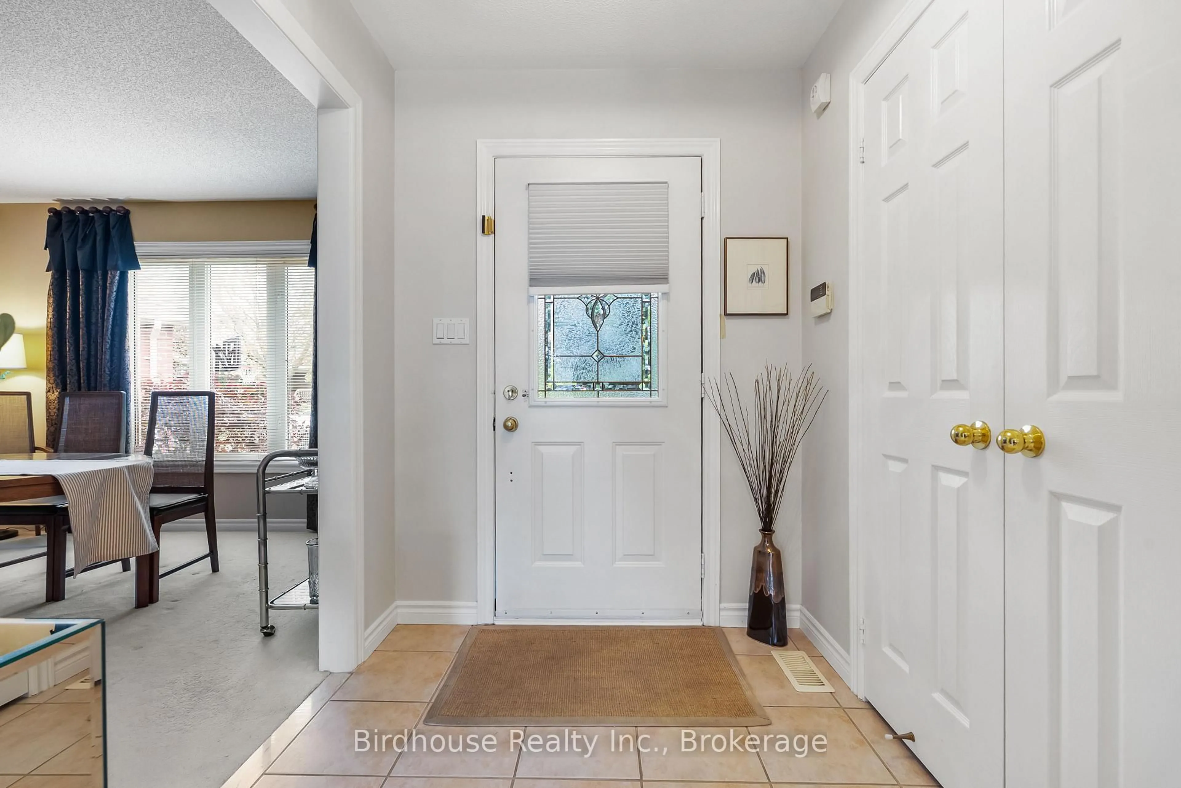 Indoor entryway for 14 Langton Pl, Kawartha Lakes Ontario K9V 6G9