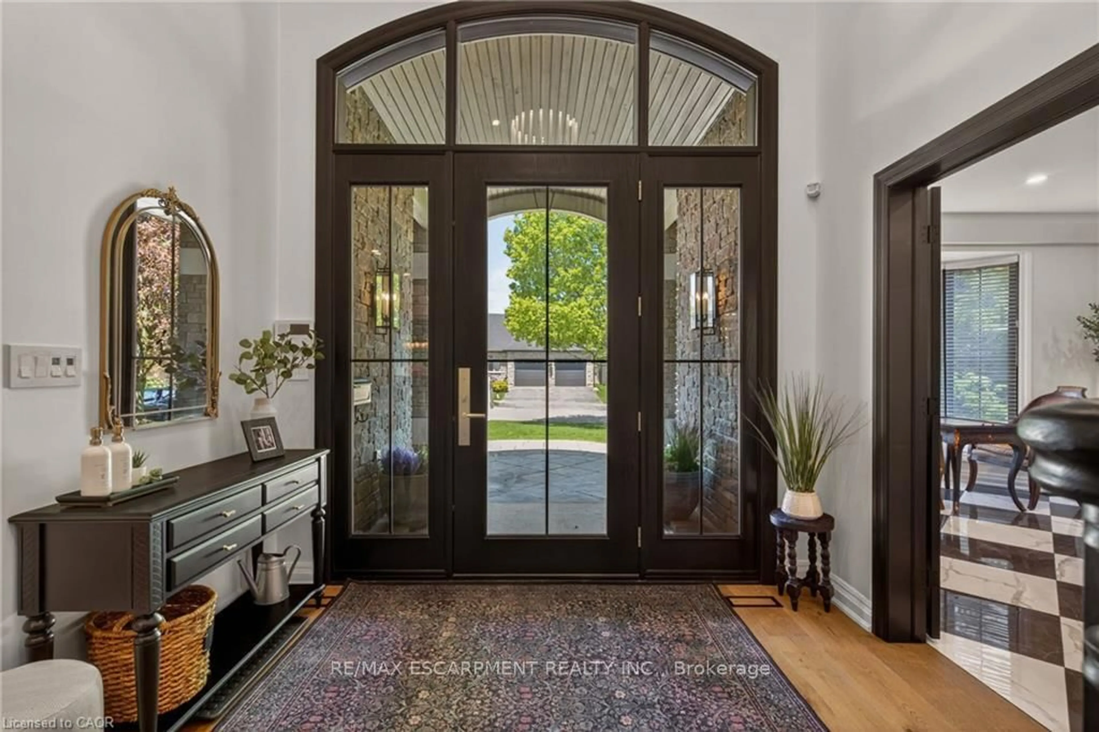 Indoor entryway for 120 JEROME PARK Dr, Hamilton Ontario L9H 6H3