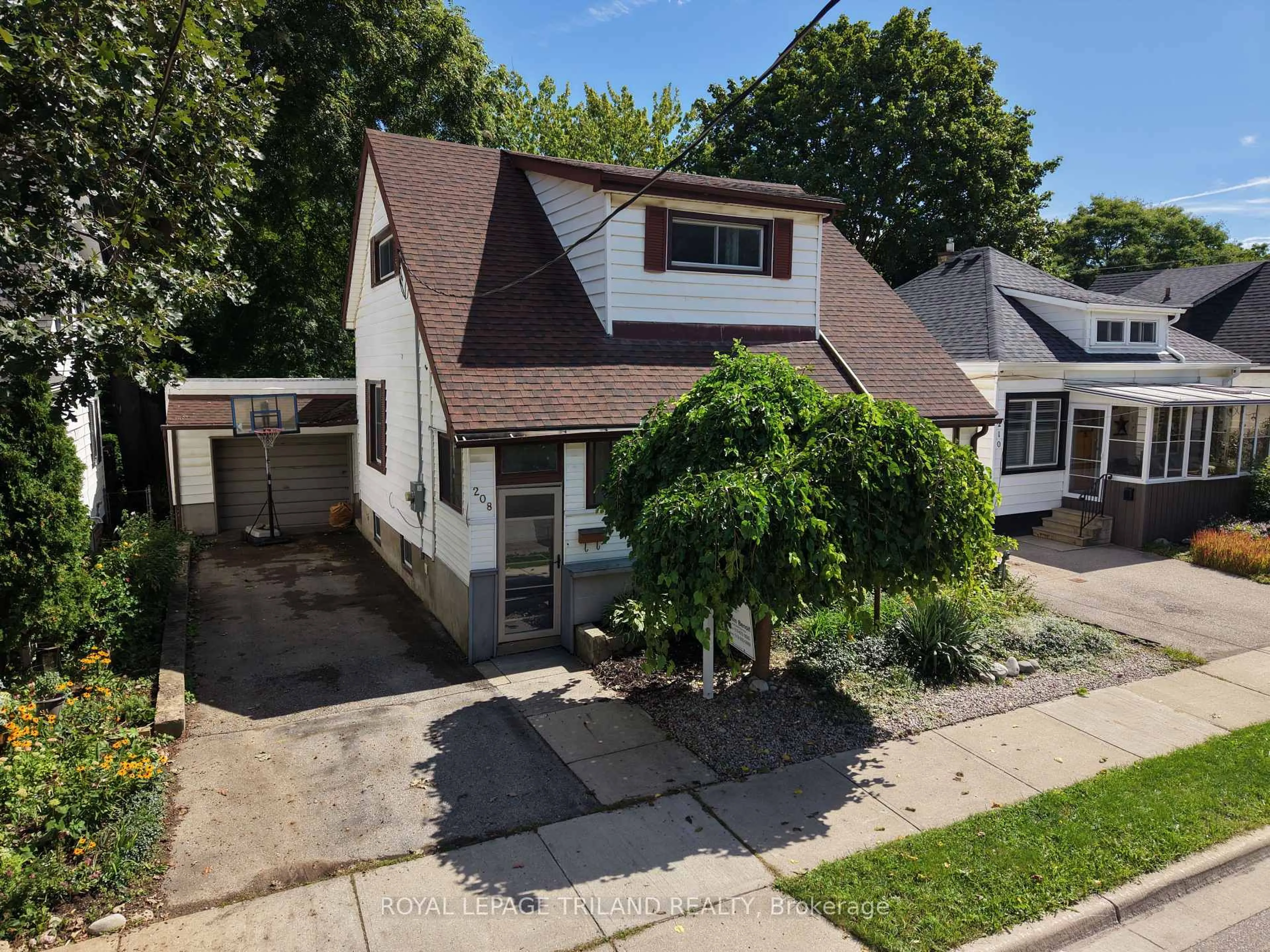 A pic from outside/outdoor area/front of a property/back of a property/a pic from drone, street for 208 Edward St, London South Ontario N6C 3J2