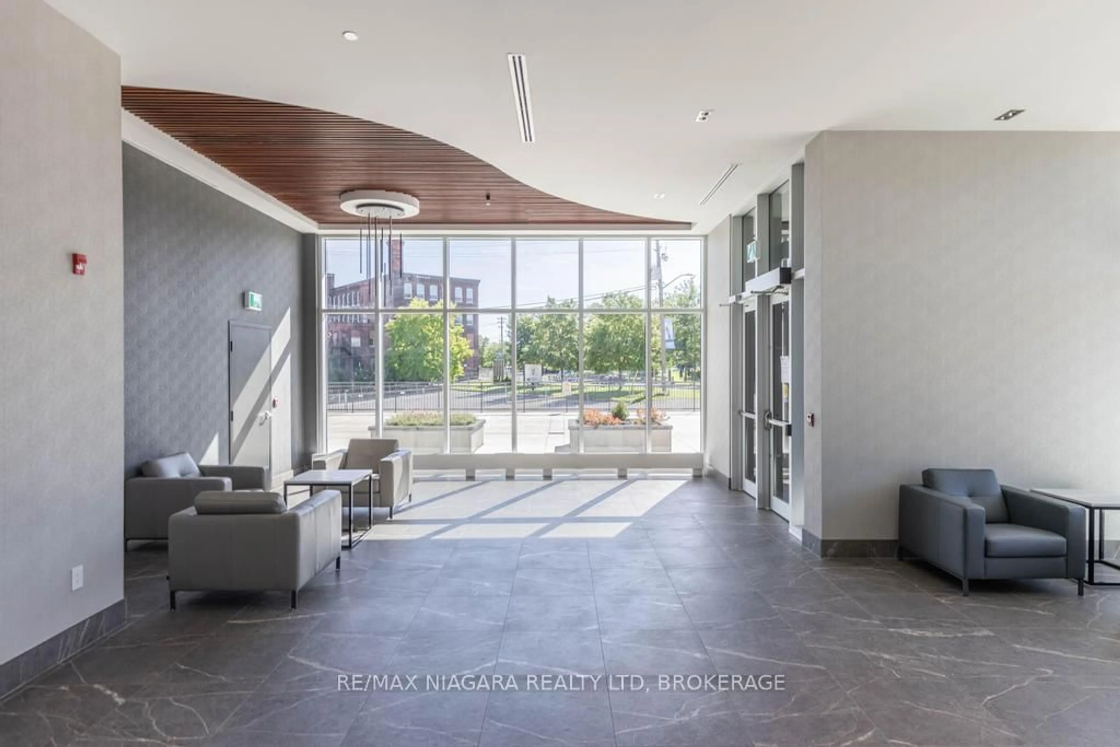 Indoor foyer for 57 Lakeport Rd #302, St. Catharines Ontario L2N 4P6