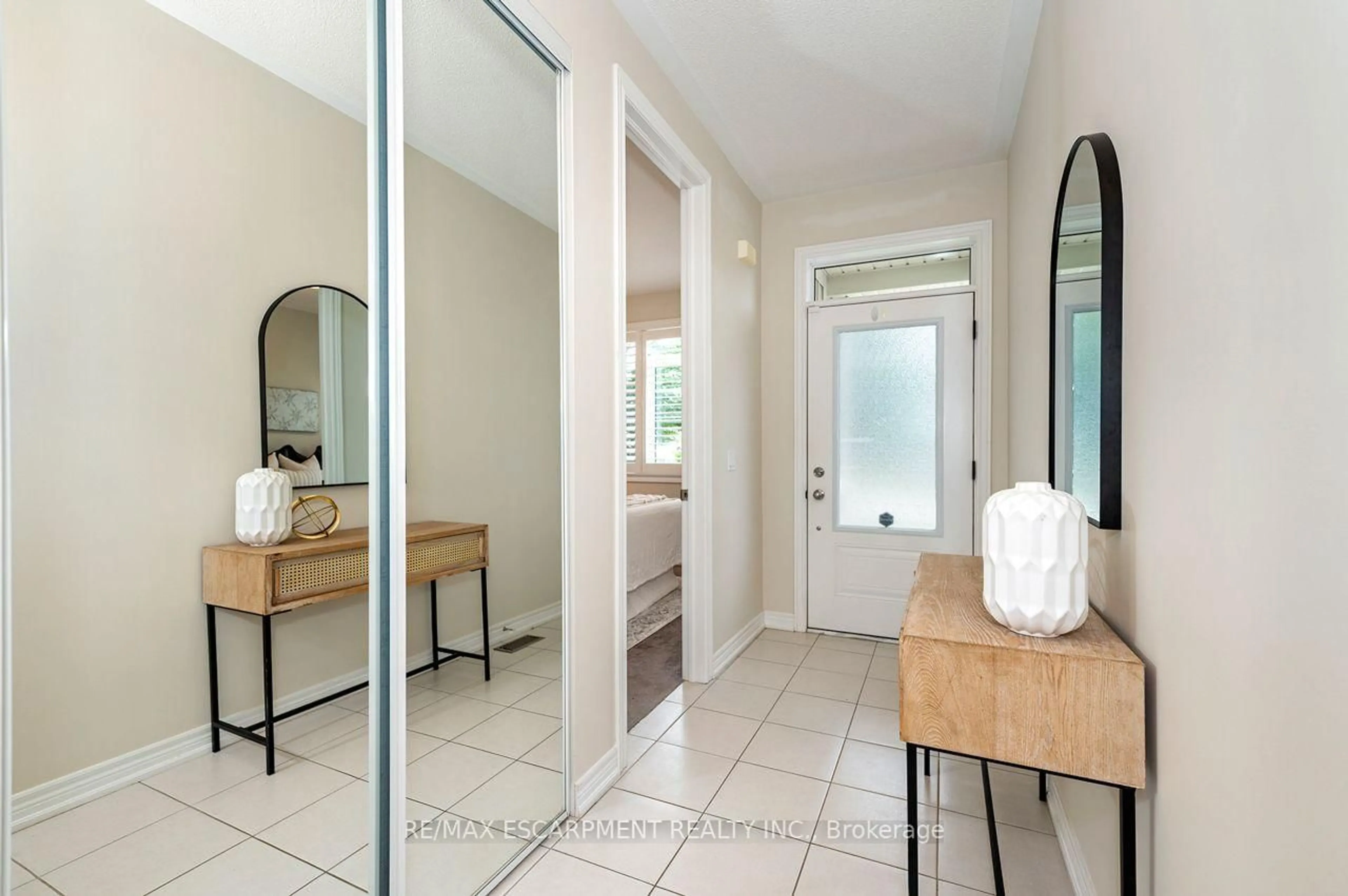 Indoor entryway for 37 Middleton Ave, Centre Wellington Ontario N1M 0G4
