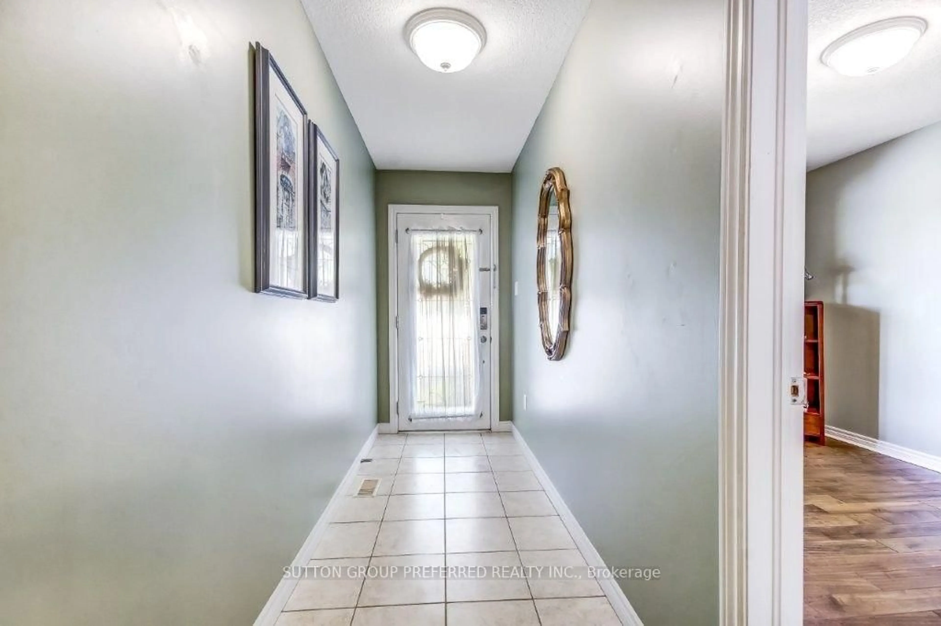 Indoor entryway for 464 Commissioners Rd #3, London South Ontario N0J 0A2